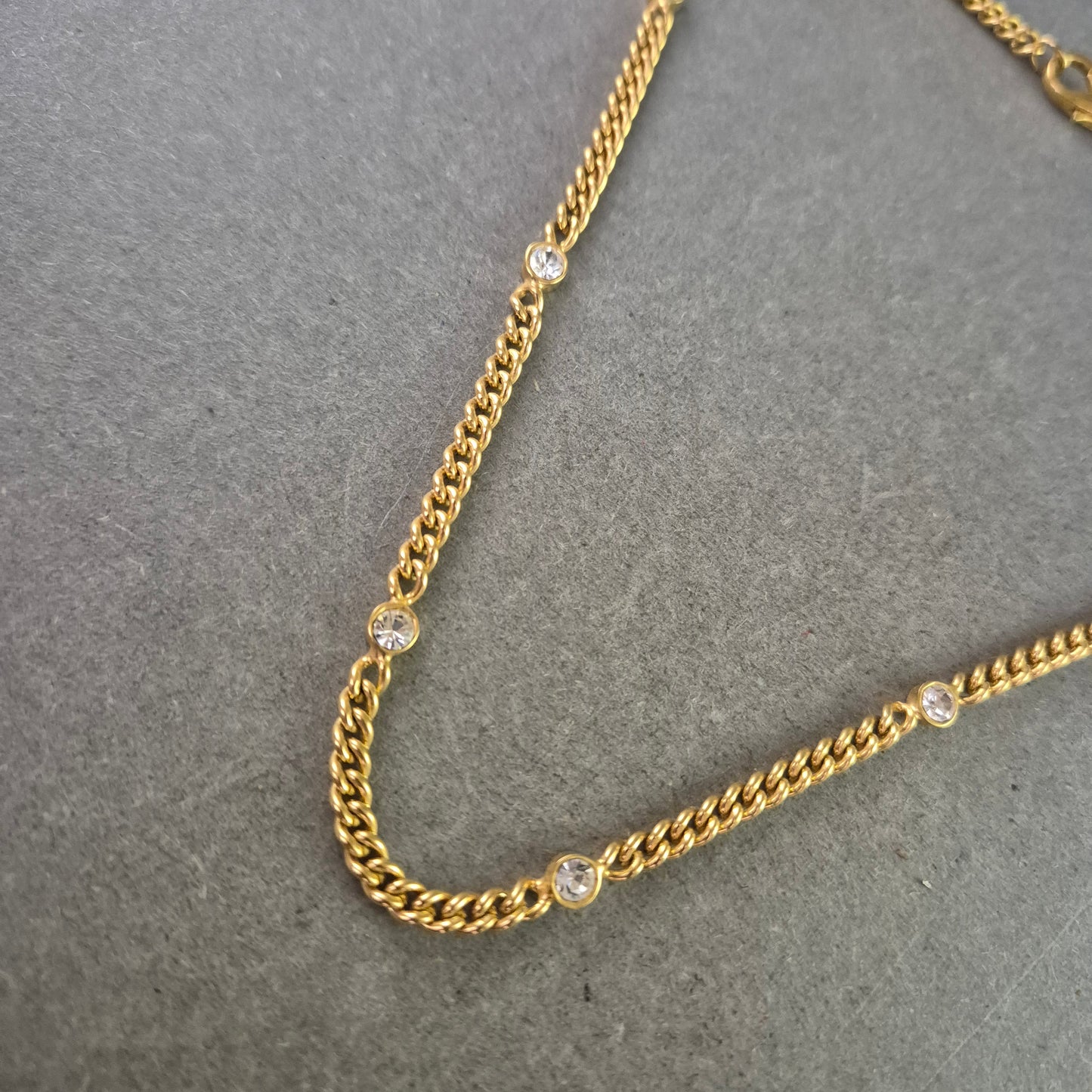 Vergoldete Damen Kette mit funkelnden Zirkonia Steinen