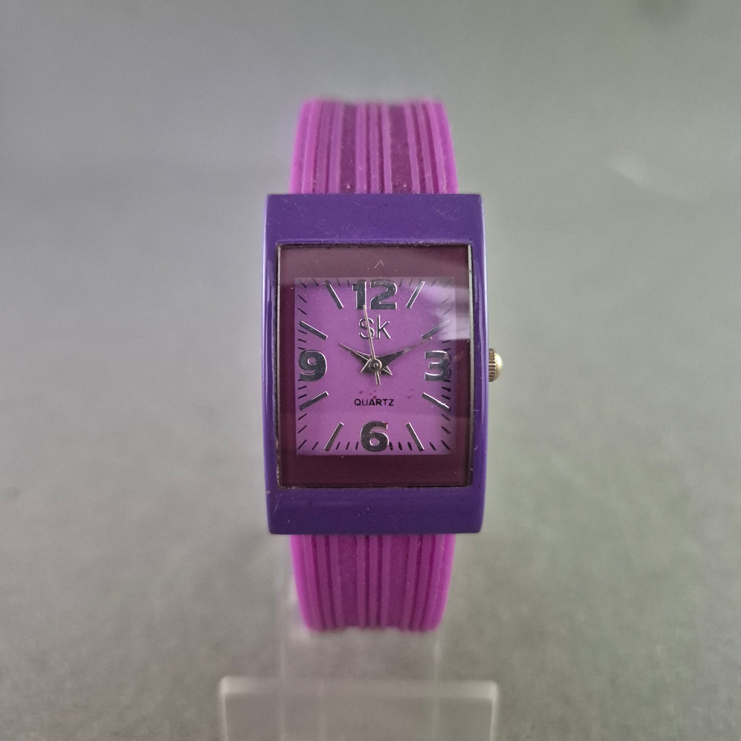 Modische Damen Uhr – Quarzwerk in auffälligem Lila