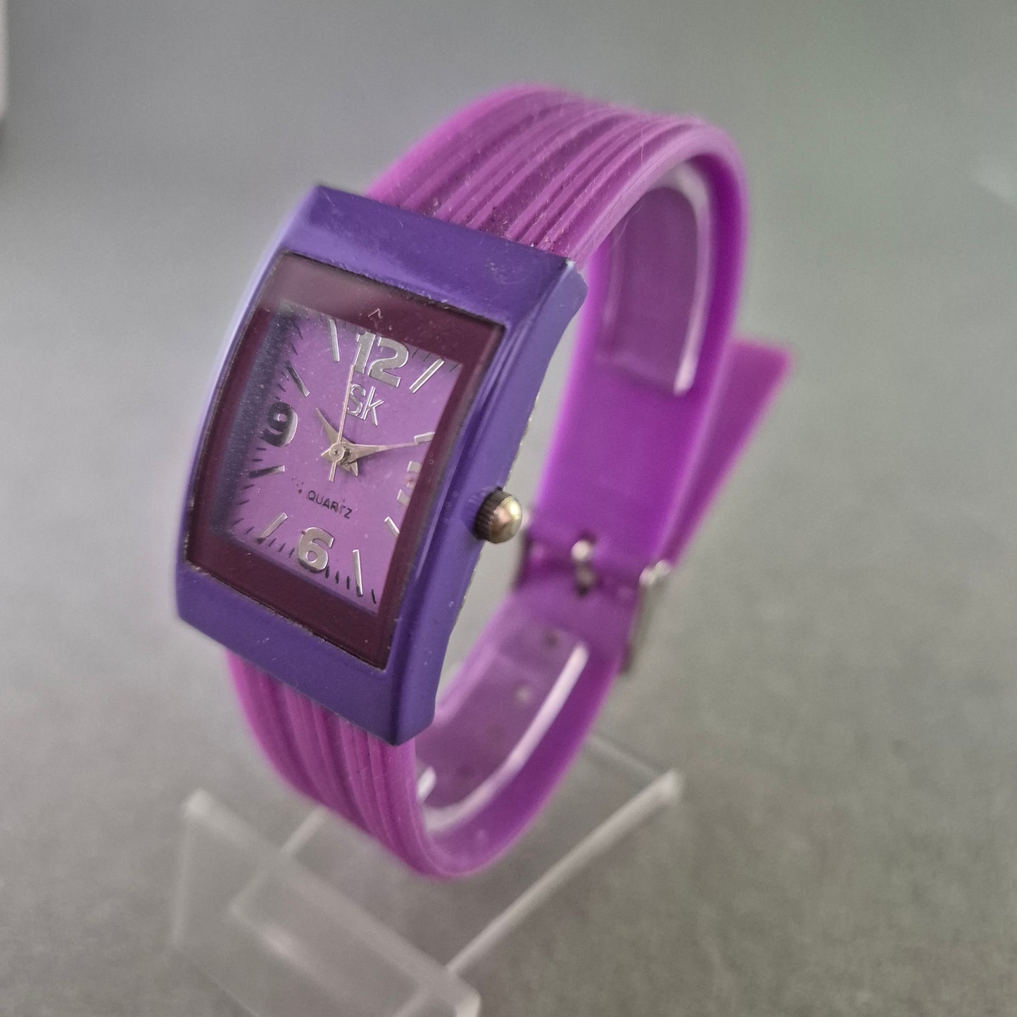 Modische Damen Uhr – Quarzwerk in auffälligem Lila