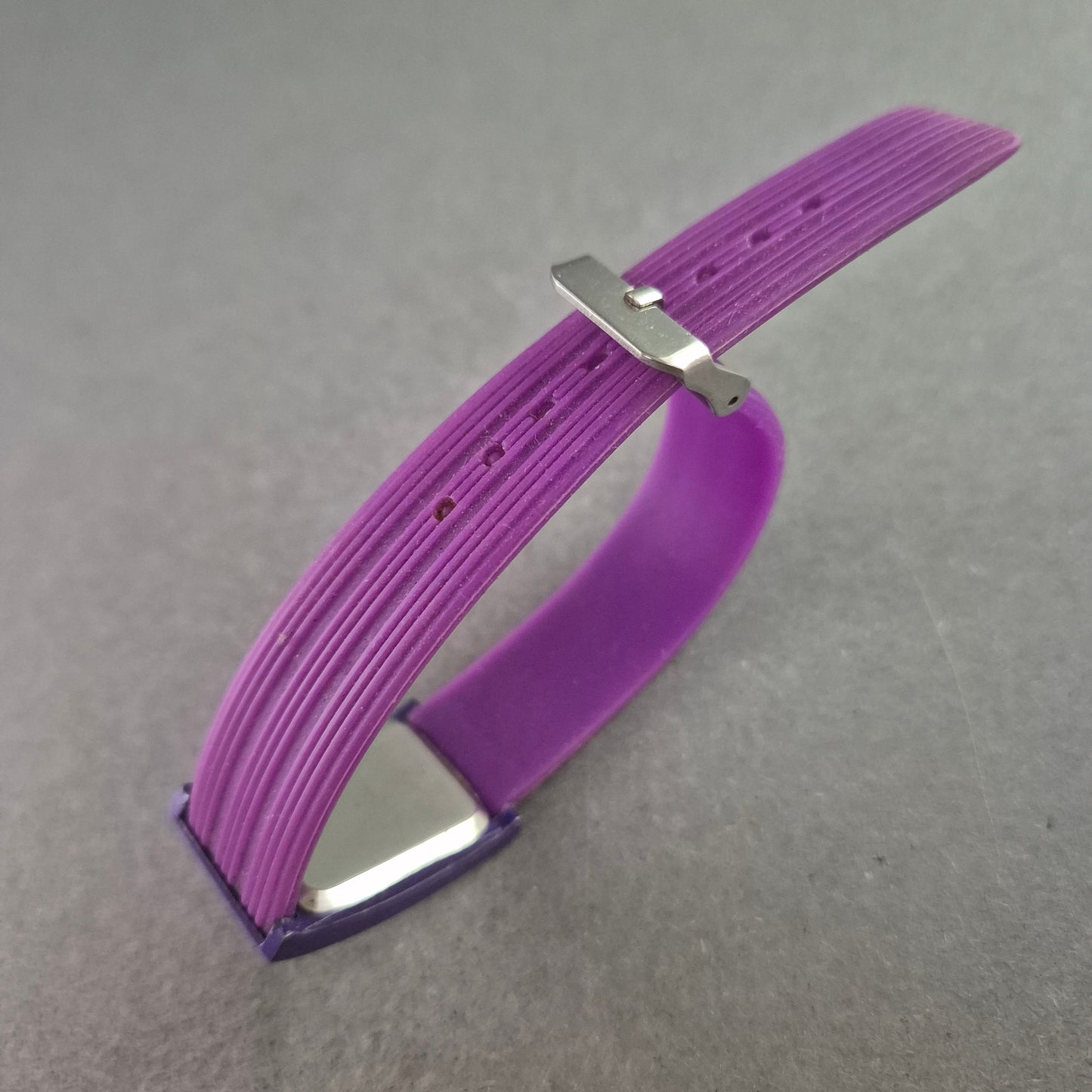 Modische Damen Uhr – Quarzwerk in auffälligem Lila