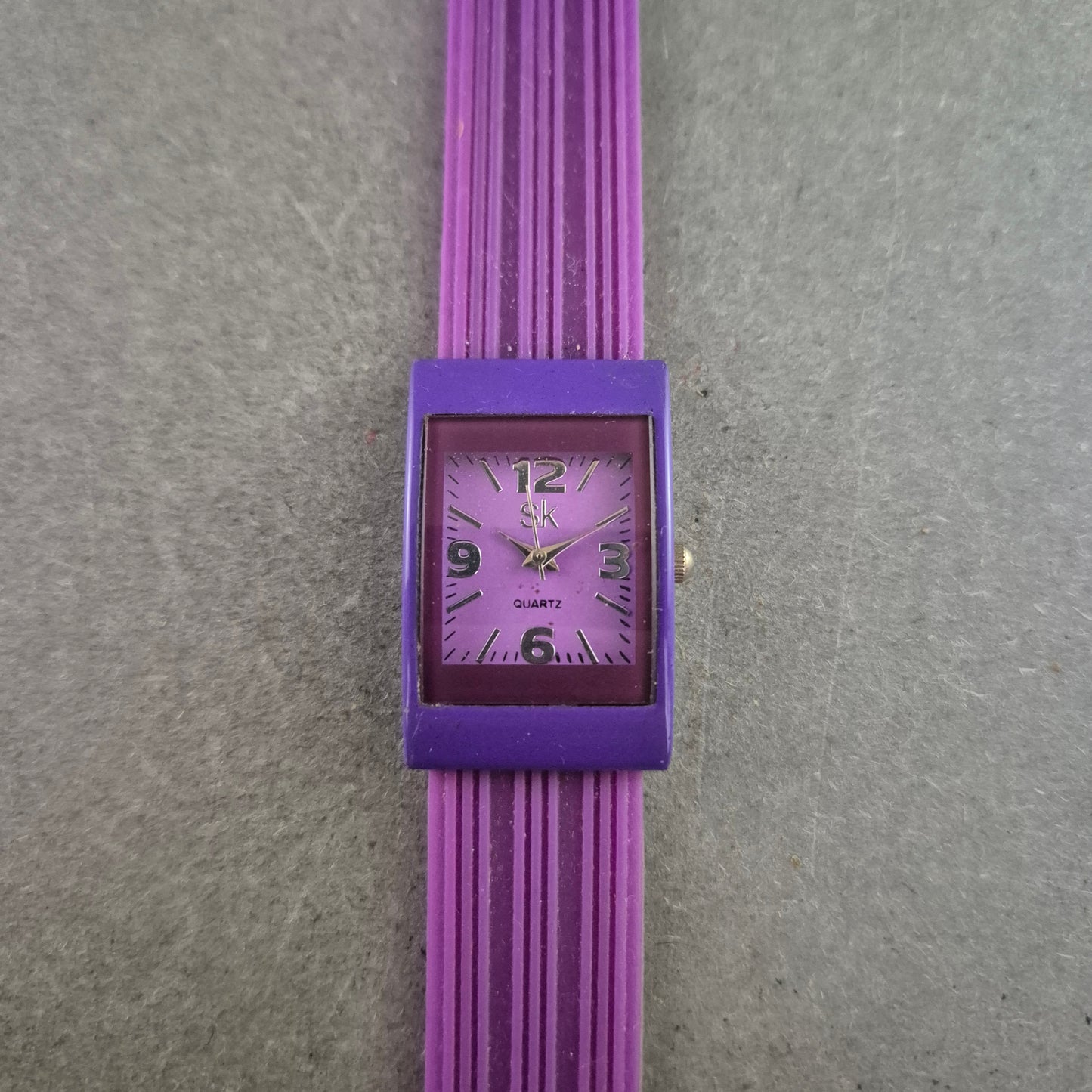 Modische Damen Uhr – Quarzwerk in auffälligem Lila