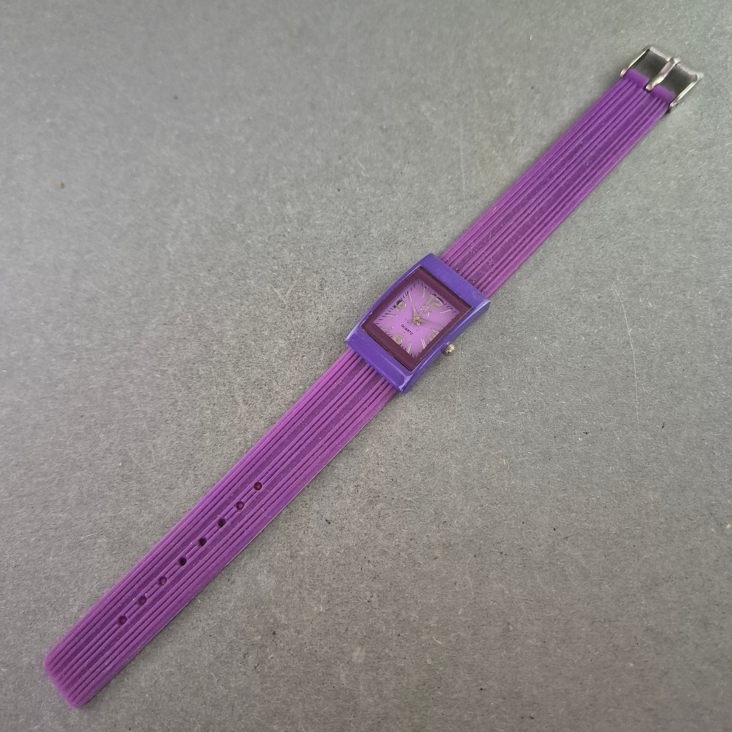 Modische Damen Uhr – Quarzwerk in auffälligem Lila