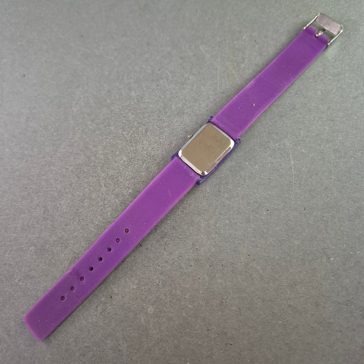 Modische Damen Uhr – Quarzwerk in auffälligem Lila