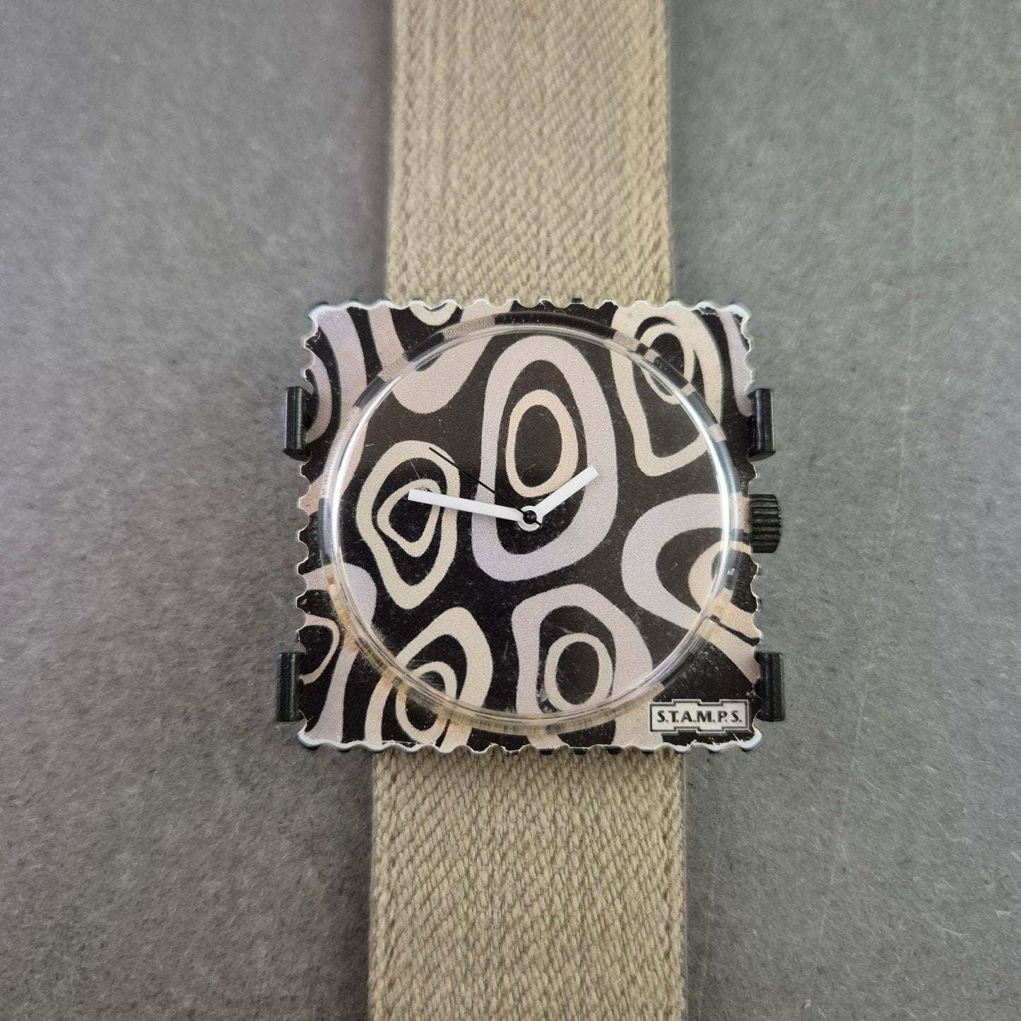 Ausgefallene Unisex Uhr – STAMPS Design mit Musterzifferblatt