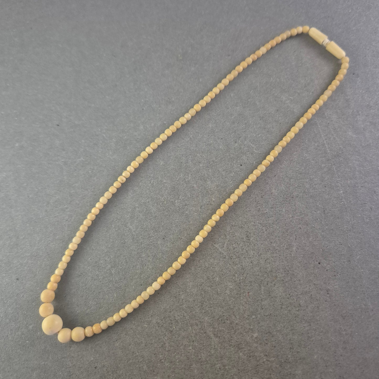 Elegante Damen Kette aus hellen Perlen – Schlicht und zeitlos