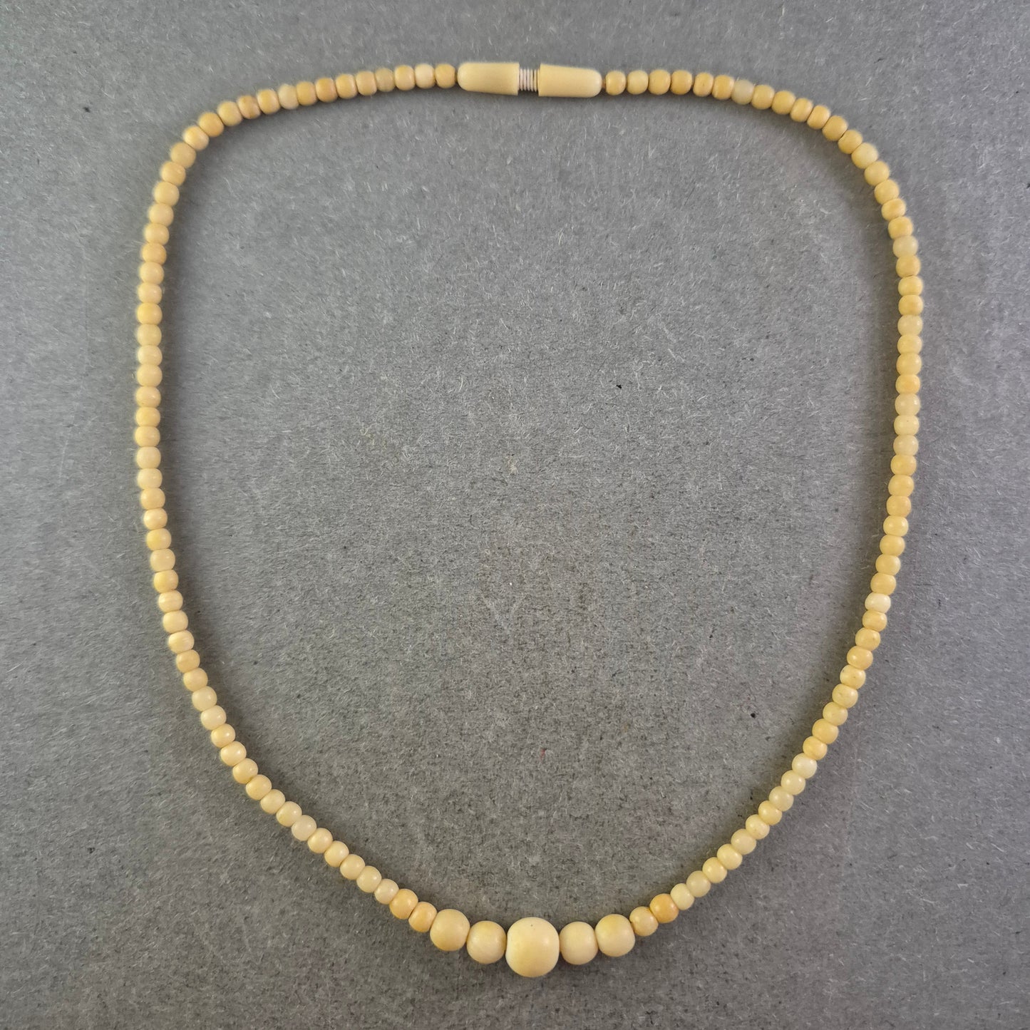 Elegante Damen Kette aus hellen Perlen – Schlicht und zeitlos