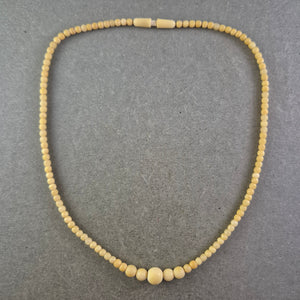 Elegante Damen Kette aus hellen Perlen – Schlicht und zeitlos