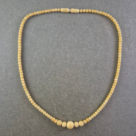 Elegante Damen Kette aus hellen Perlen – Schlicht und zeitlos