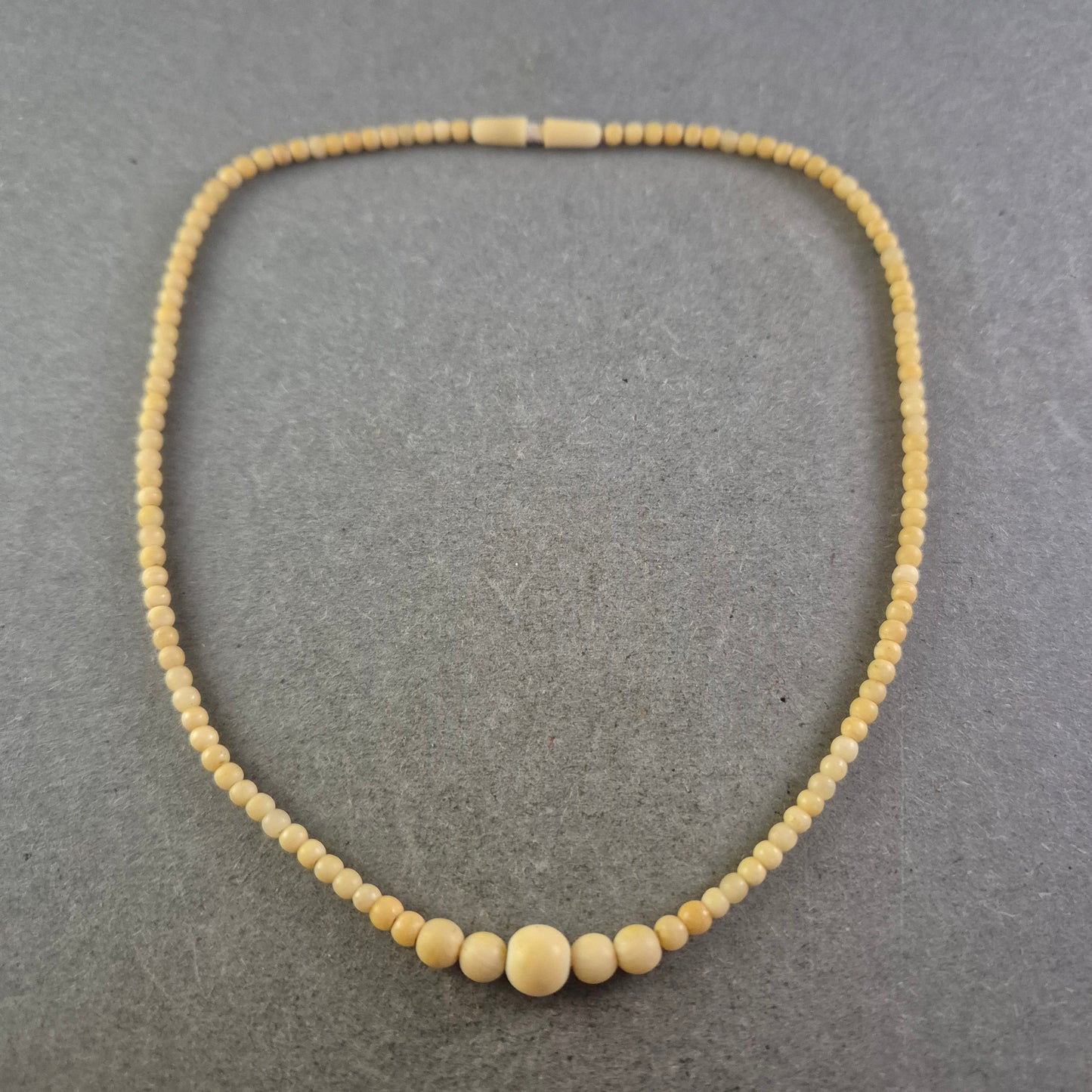 Elegante Damen Kette aus hellen Perlen – Schlicht und zeitlos