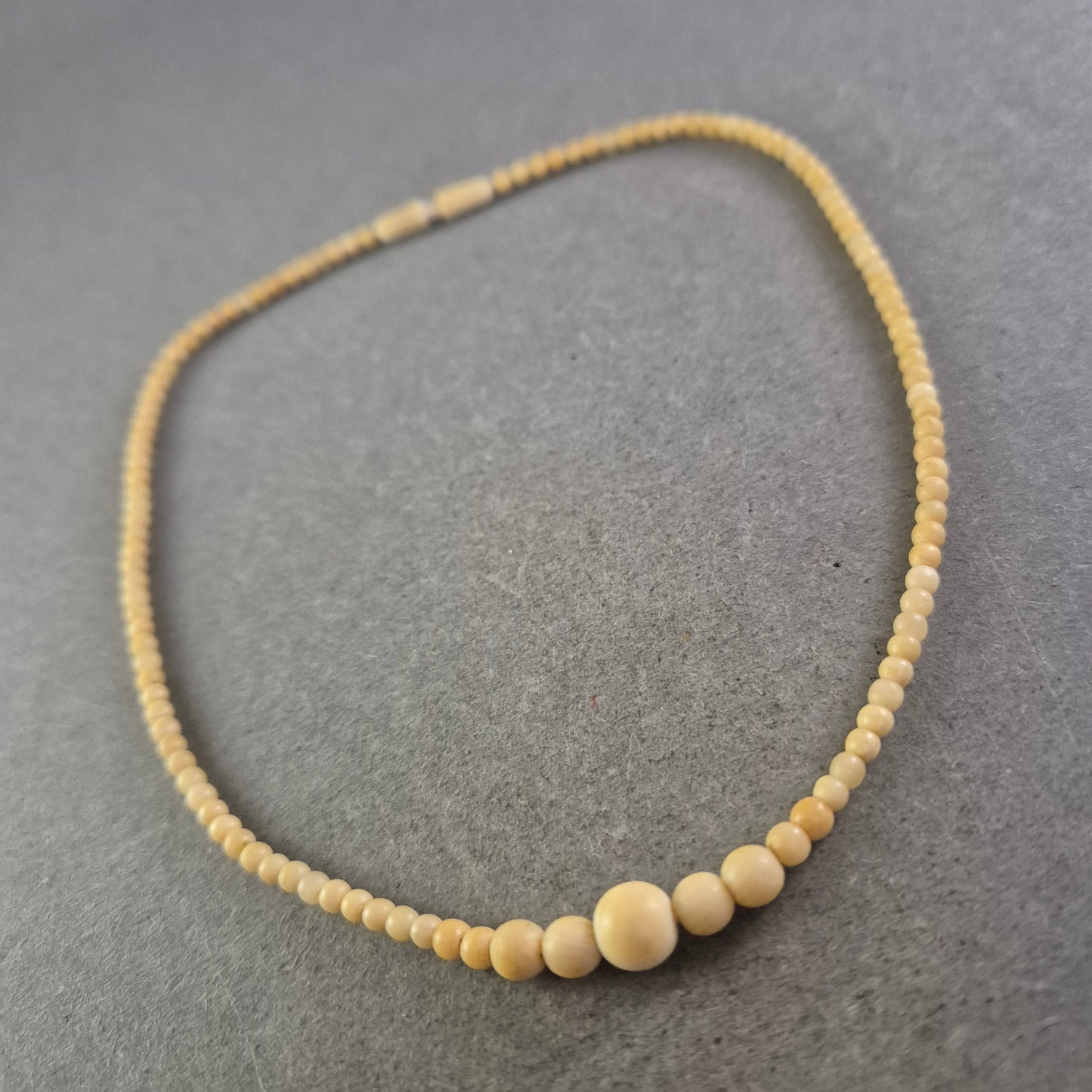 Elegante Damen Kette aus hellen Perlen – Schlicht und zeitlos