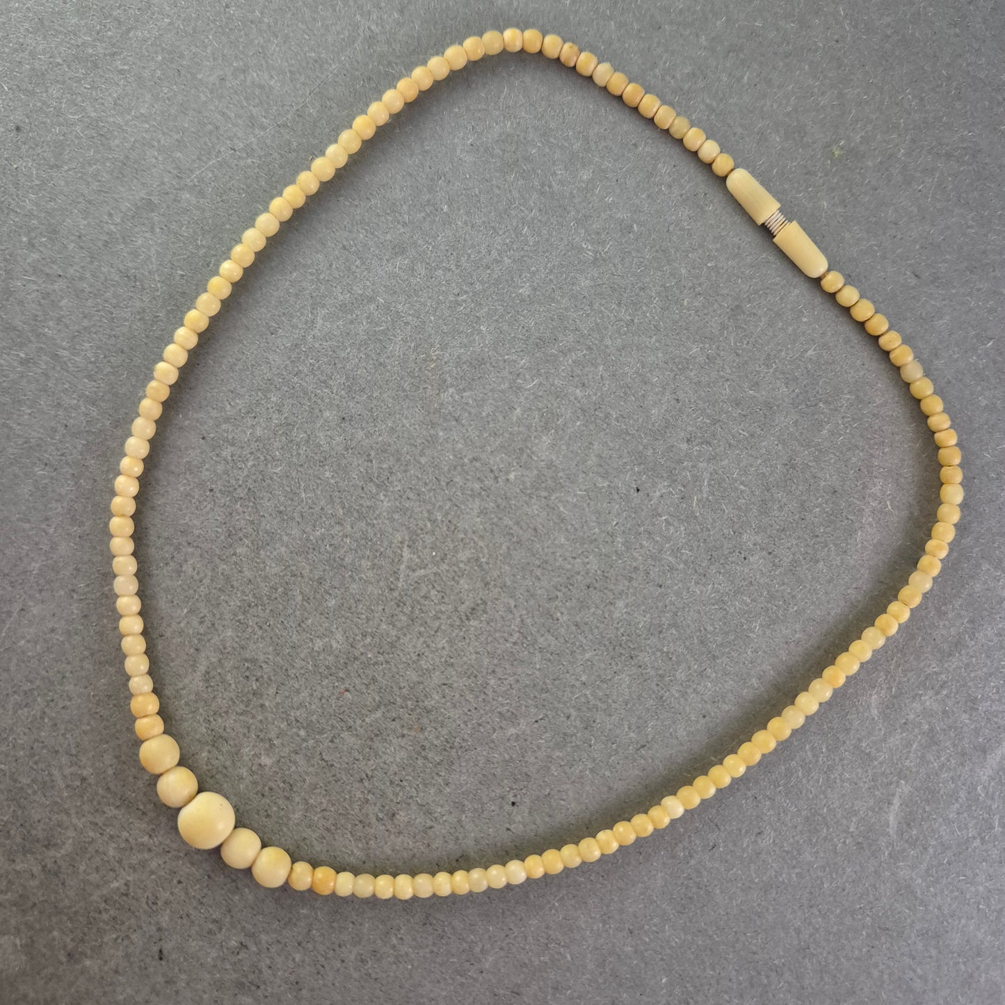 Elegante Damen Kette aus hellen Perlen – Schlicht und zeitlos