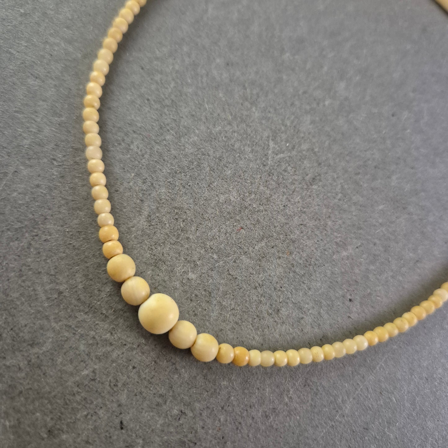 Elegante Damen Kette aus hellen Perlen – Schlicht und zeitlos