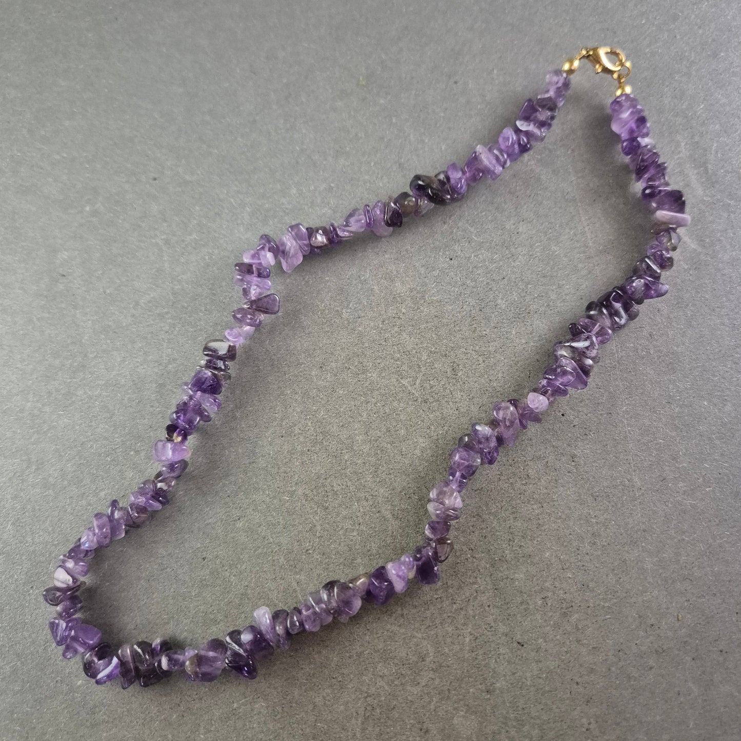 Damen Kette aus Amethyst Splittern – Naturstein Schmuck in Violett