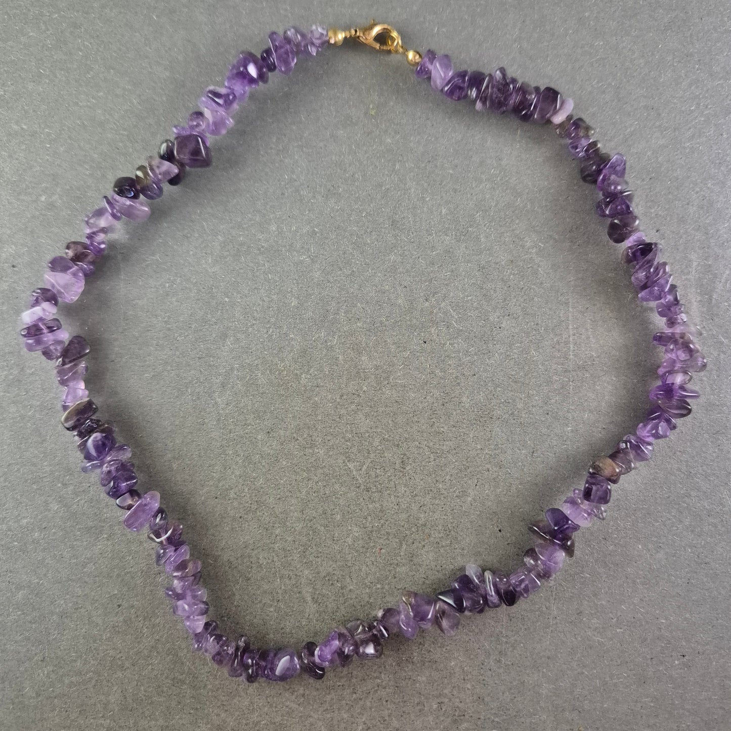 Damen Kette aus Amethyst Splittern – Naturstein Schmuck in Violett