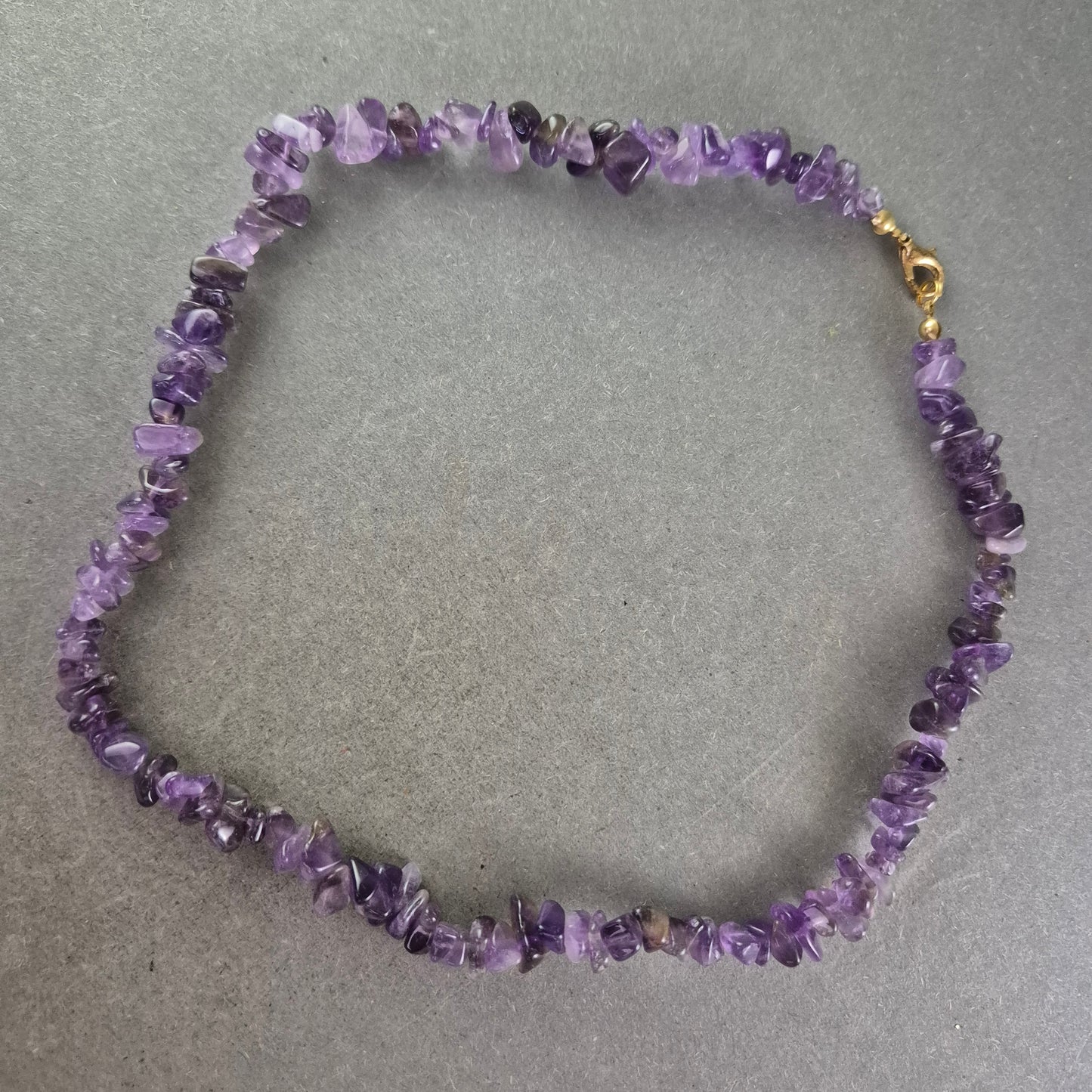 Damen Kette aus Amethyst Splittern – Naturstein Schmuck in Violett
