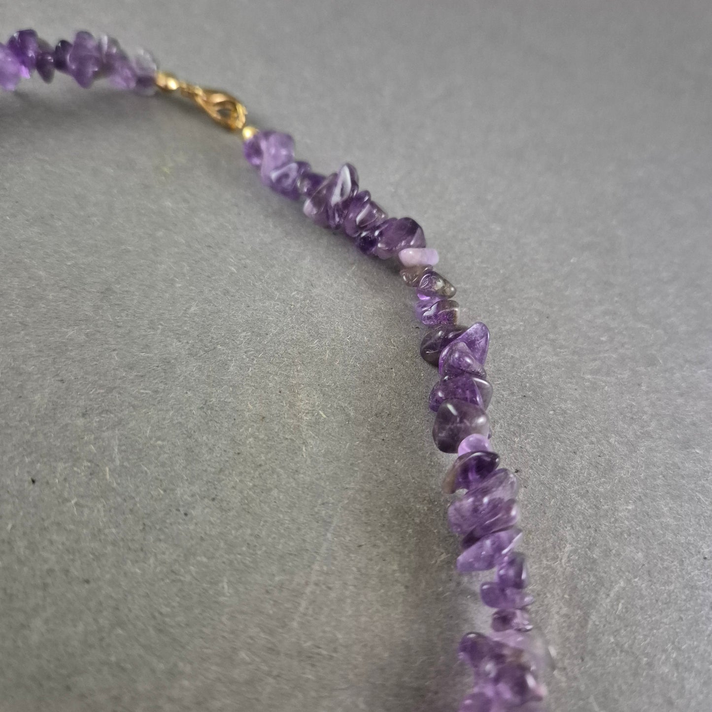 Damen Kette aus Amethyst Splittern – Naturstein Schmuck in Violett