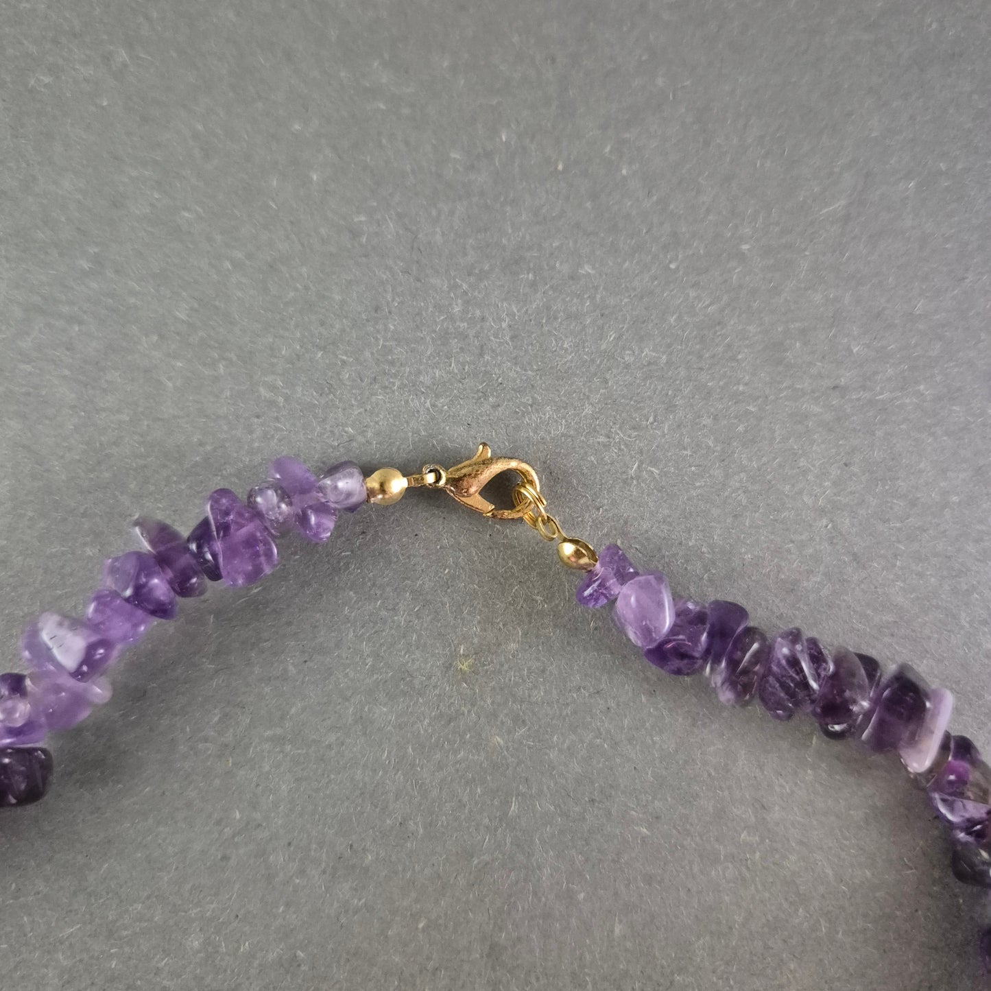 Damen Kette aus Amethyst Splittern – Naturstein Schmuck in Violett