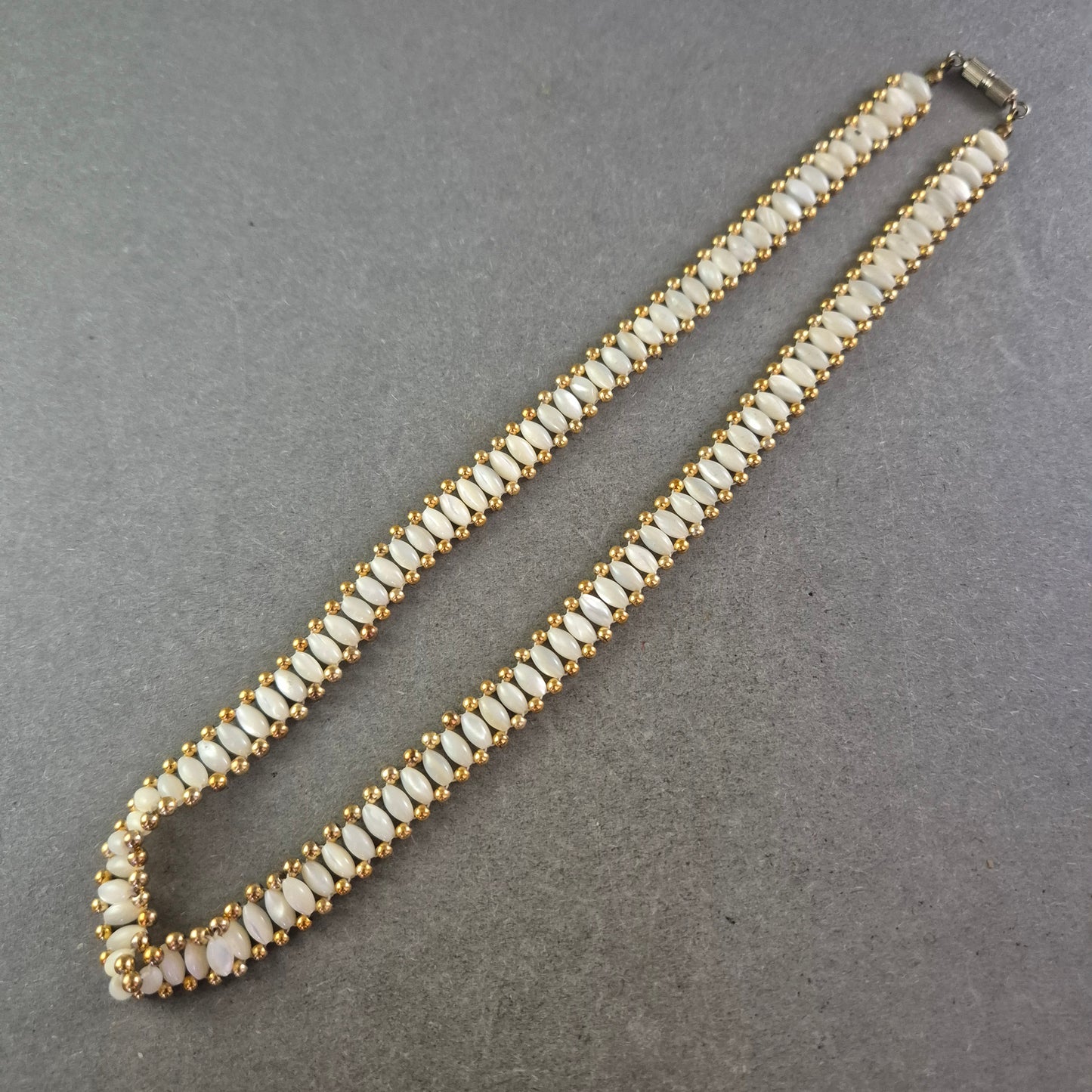 Damen Kette mit weißen Perlen und goldfarbenen Akzenten – Elegant