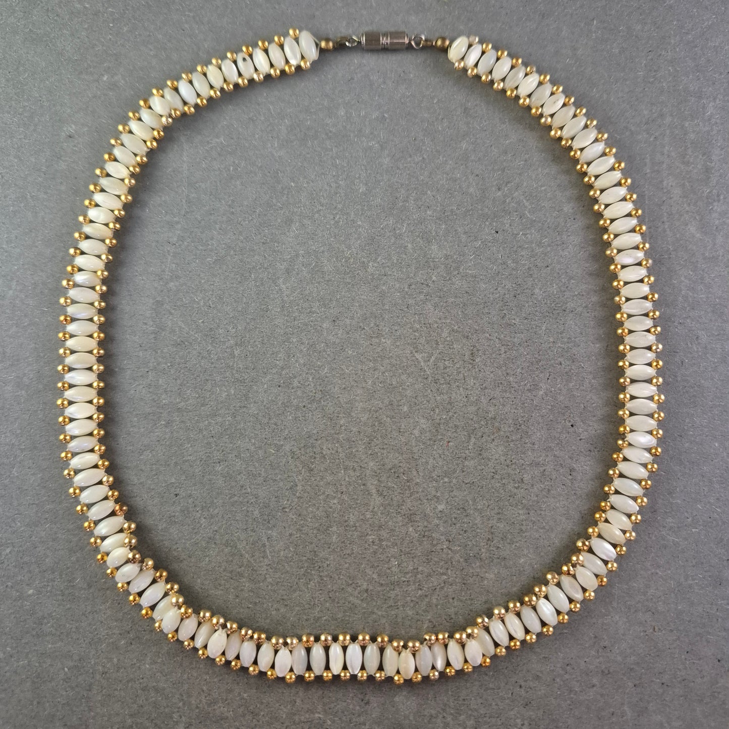 Damen Kette mit weißen Perlen und goldfarbenen Akzenten – Elegant