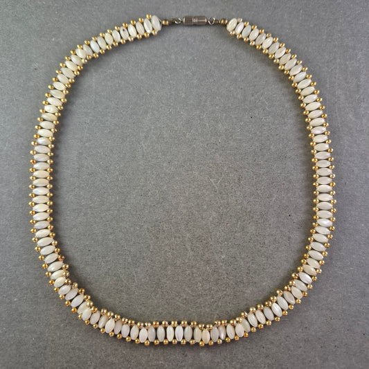 Damen Kette mit weißen Perlen und goldfarbenen Akzenten – Elegant