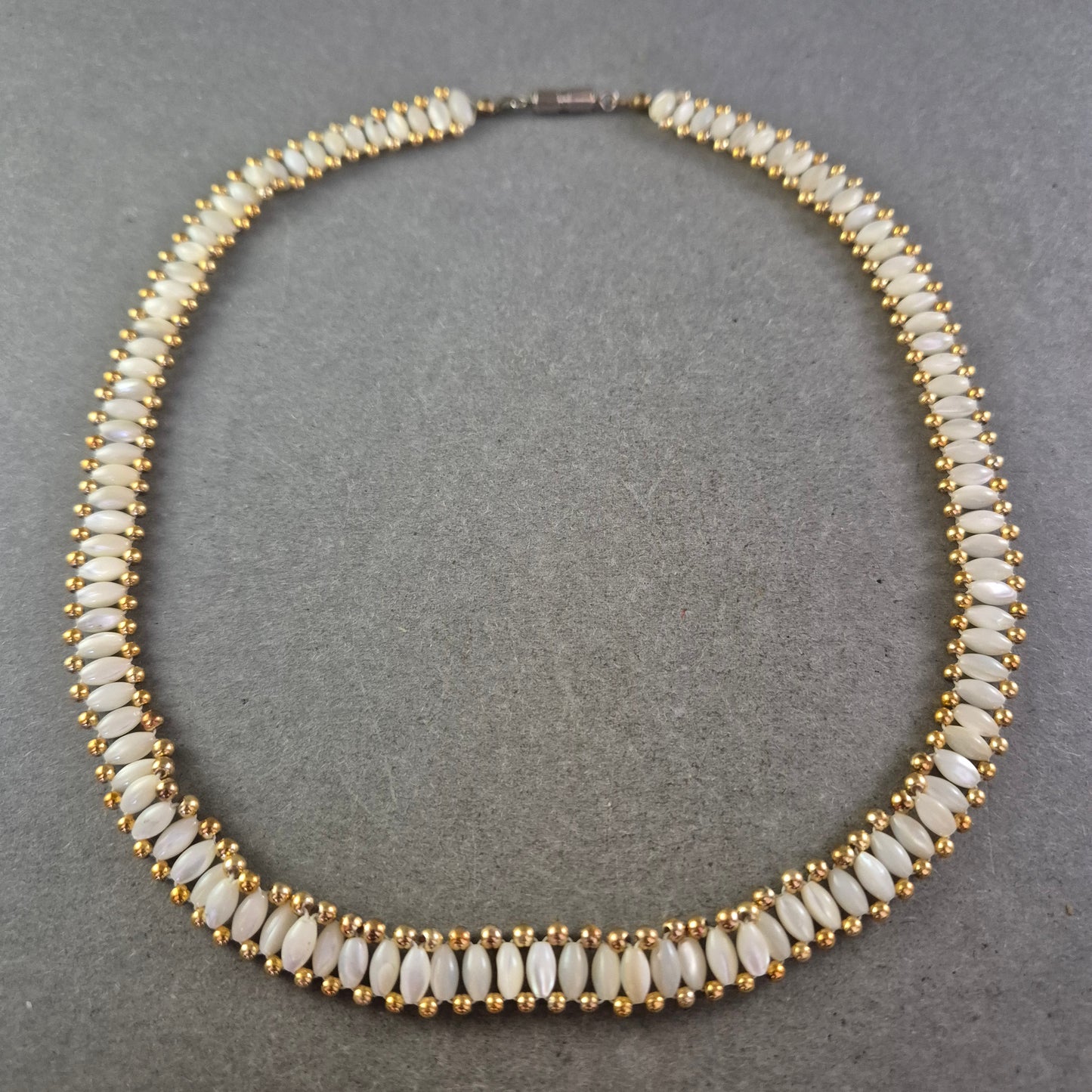 Damen Kette mit weißen Perlen und goldfarbenen Akzenten – Elegant