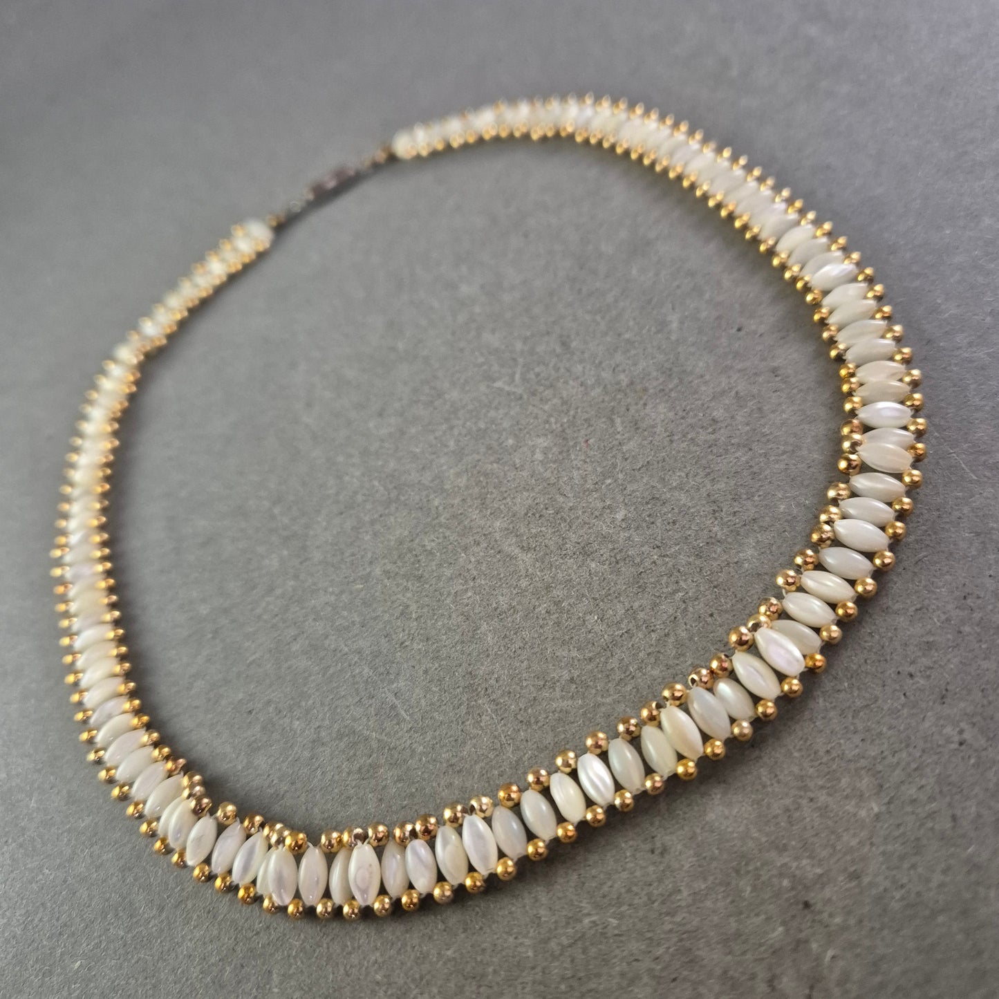 Damen Kette mit weißen Perlen und goldfarbenen Akzenten – Elegant