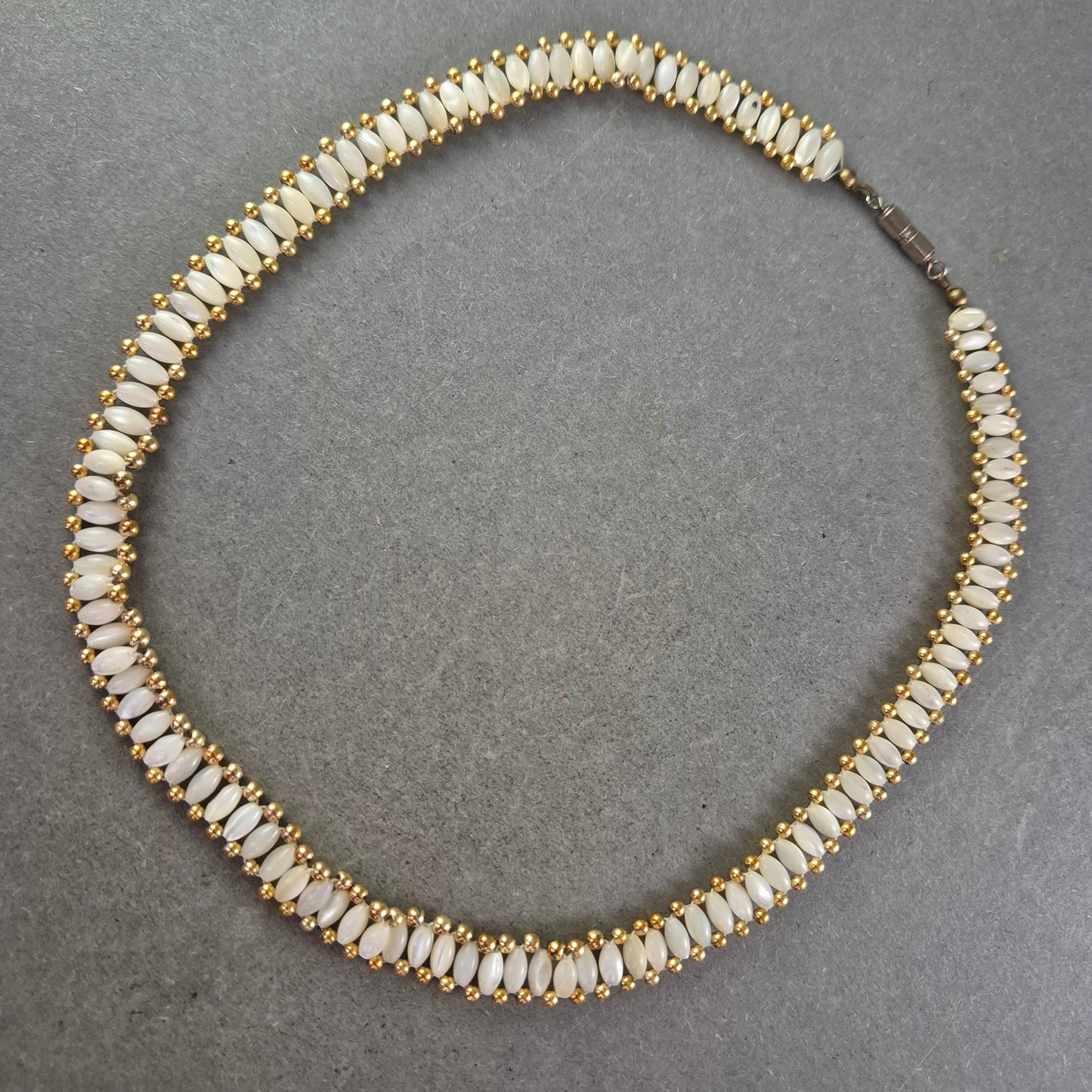 Damen Kette mit weißen Perlen und goldfarbenen Akzenten – Elegant