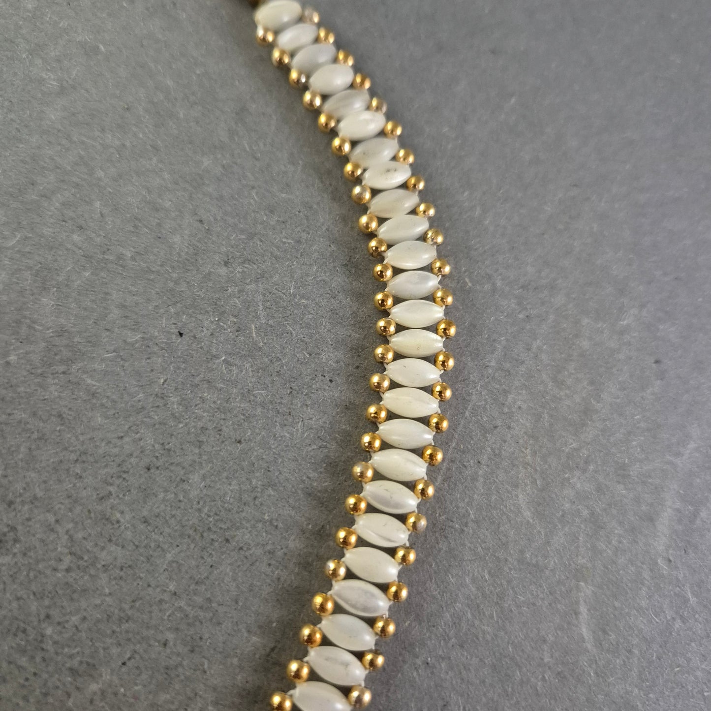 Damen Kette mit weißen Perlen und goldfarbenen Akzenten – Elegant