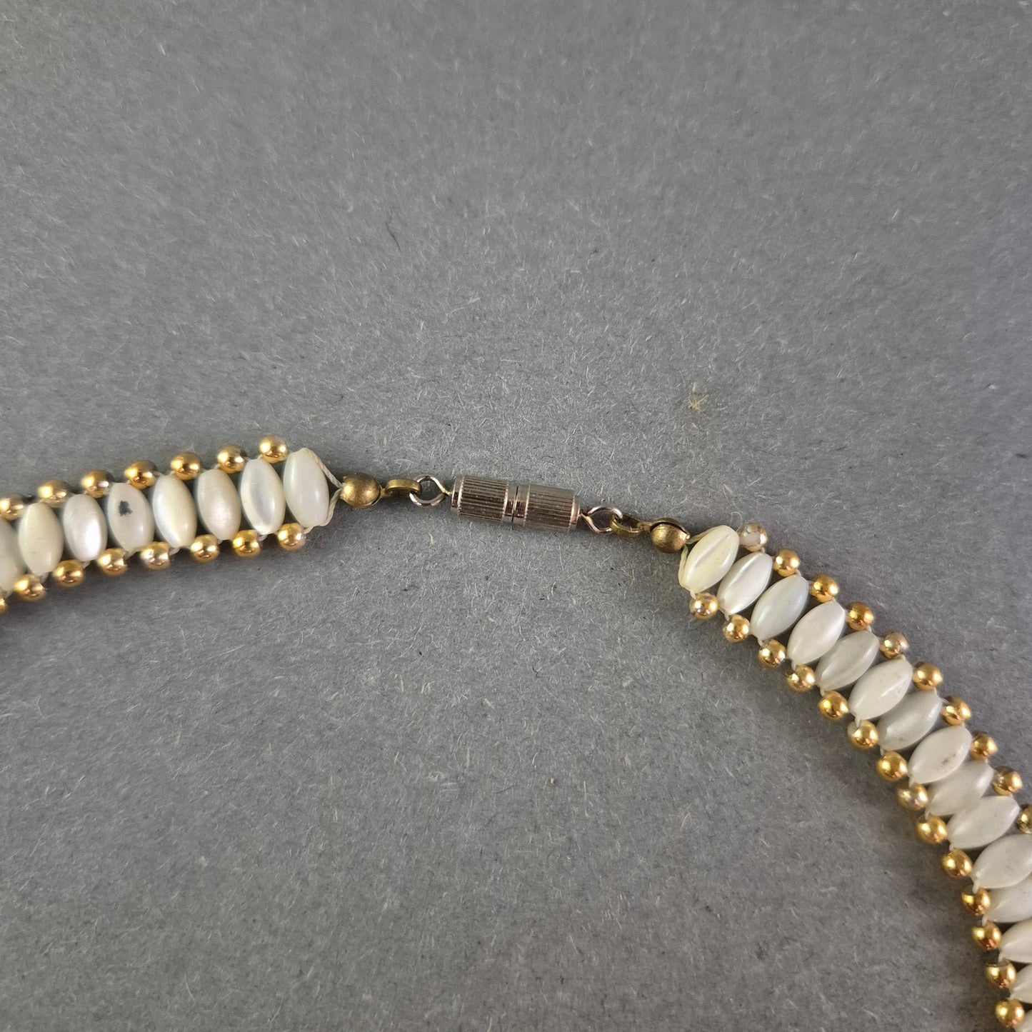 Damen Kette mit weißen Perlen und goldfarbenen Akzenten – Elegant