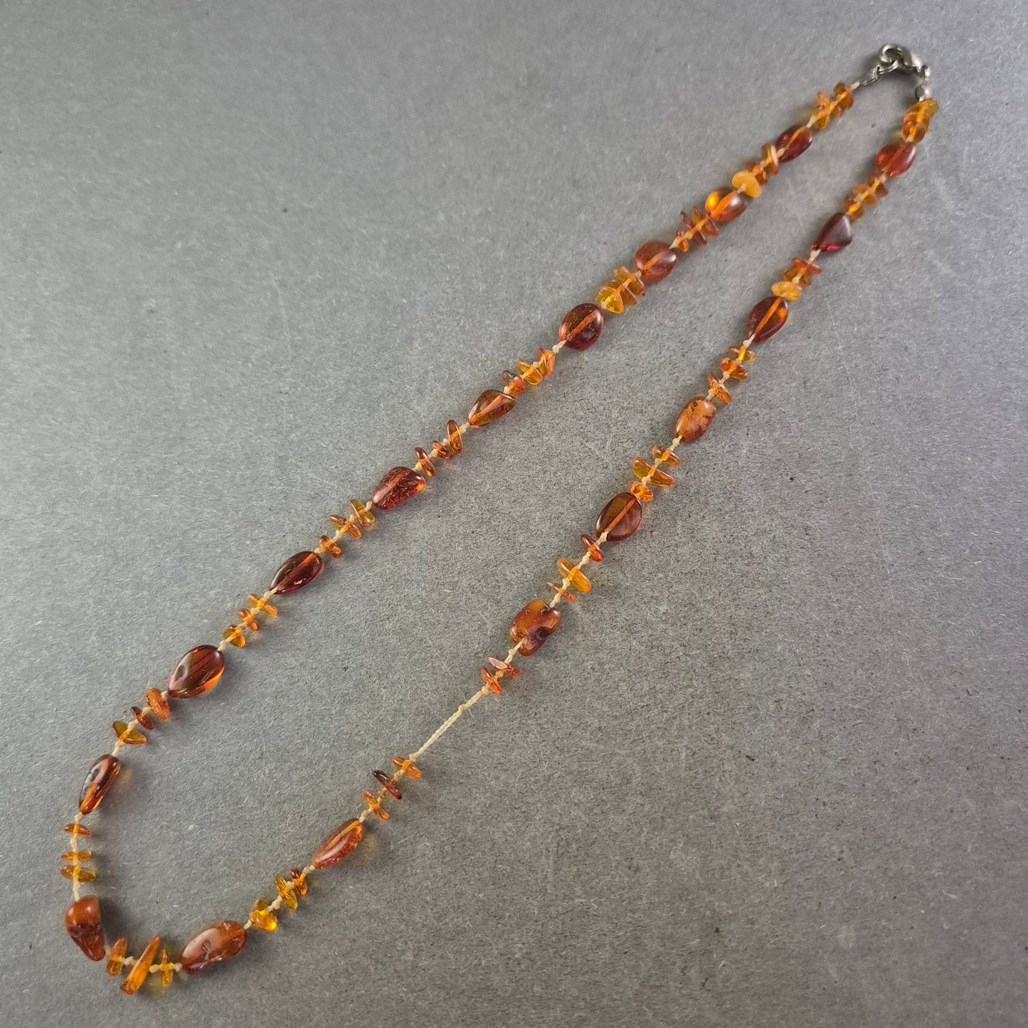 Damen Kette aus Bernstein Splittern – Naturstein Schmuck in Honigfarben