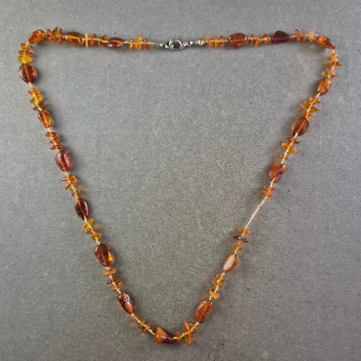 Damen Kette aus Bernstein Splittern – Naturstein Schmuck in Honigfarben