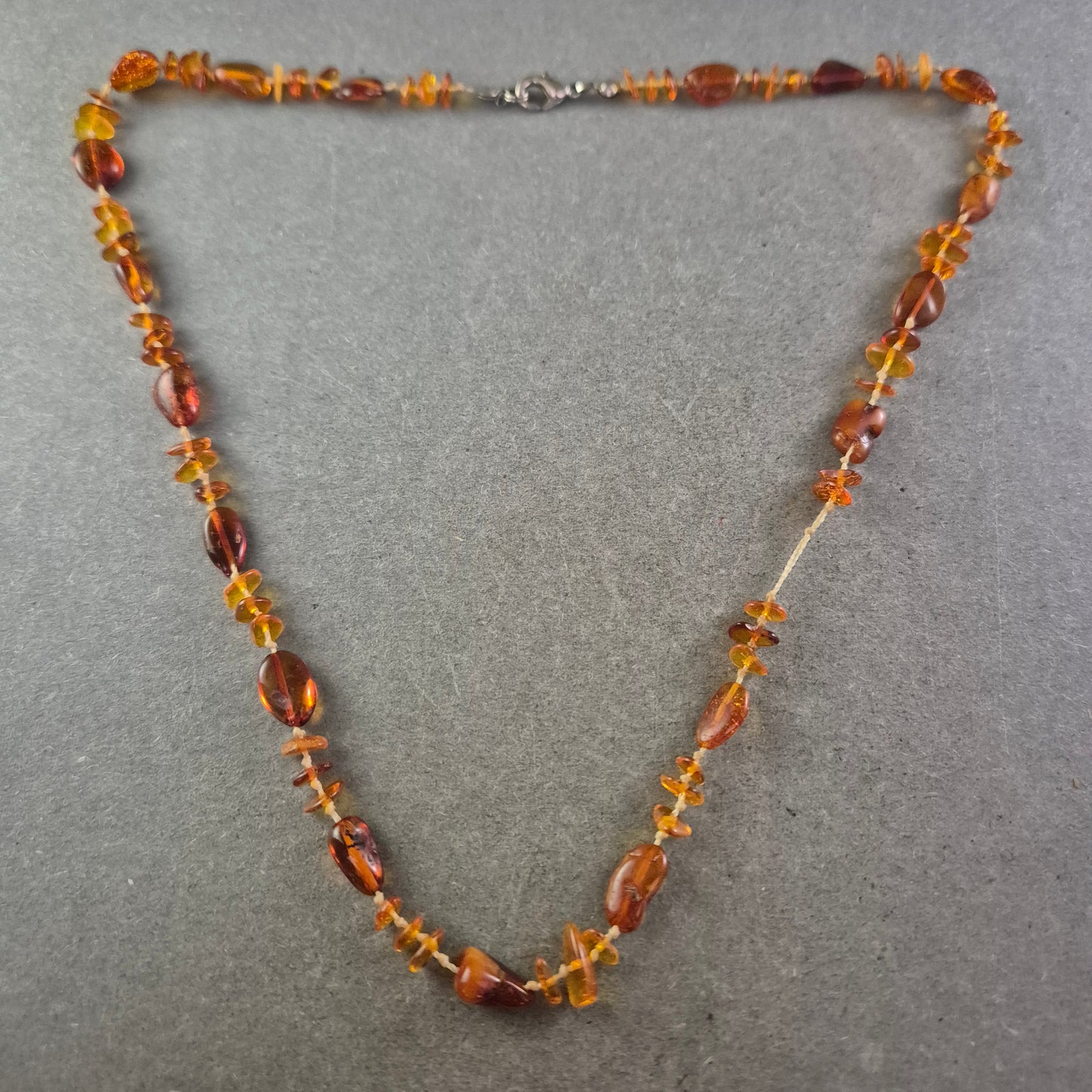 Damen Kette aus Bernstein Splittern – Naturstein Schmuck in Honigfarben