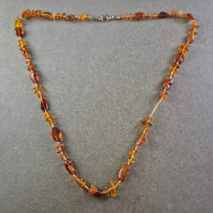 Damen Kette aus Bernstein Splittern – Naturstein Schmuck in Honigfarben