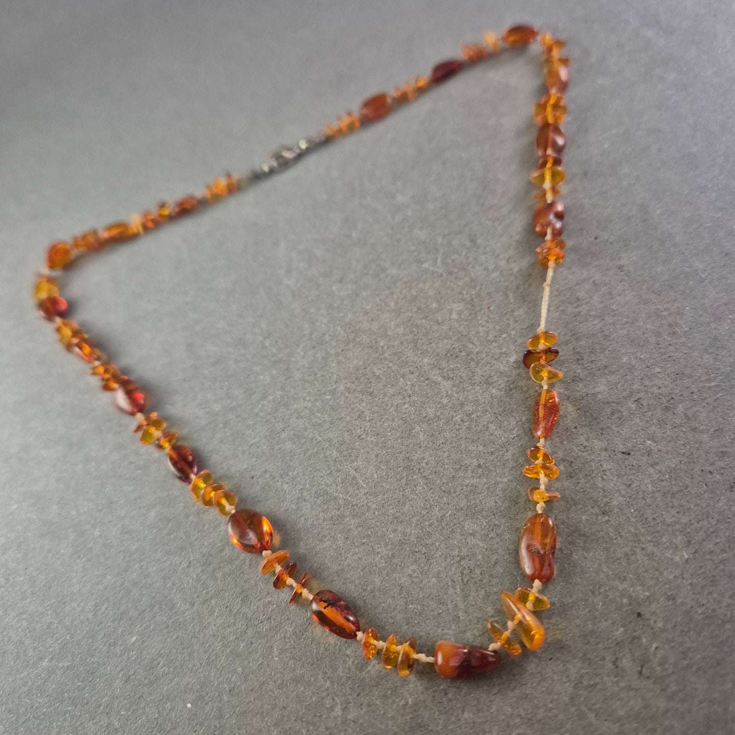 Damen Kette aus Bernstein Splittern – Naturstein Schmuck in Honigfarben