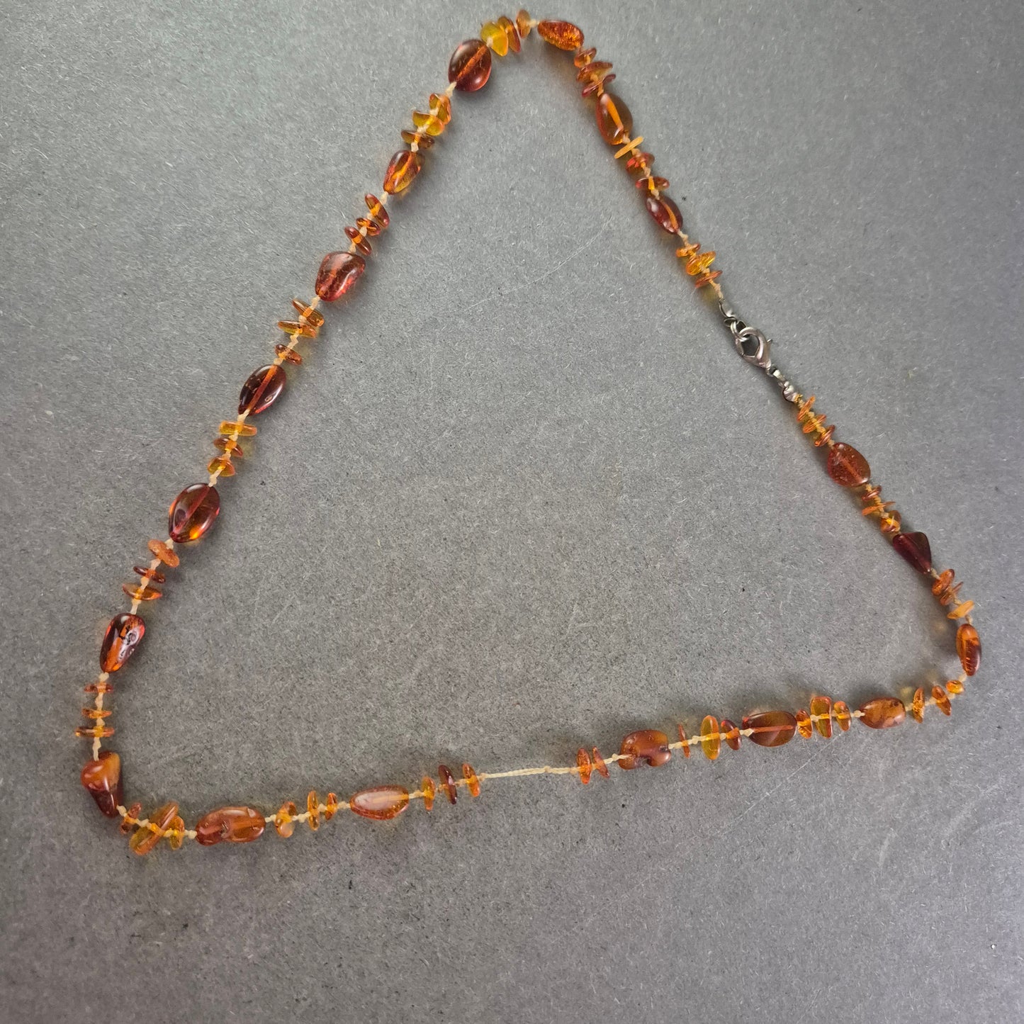 Damen Kette aus Bernstein Splittern – Naturstein Schmuck in Honigfarben