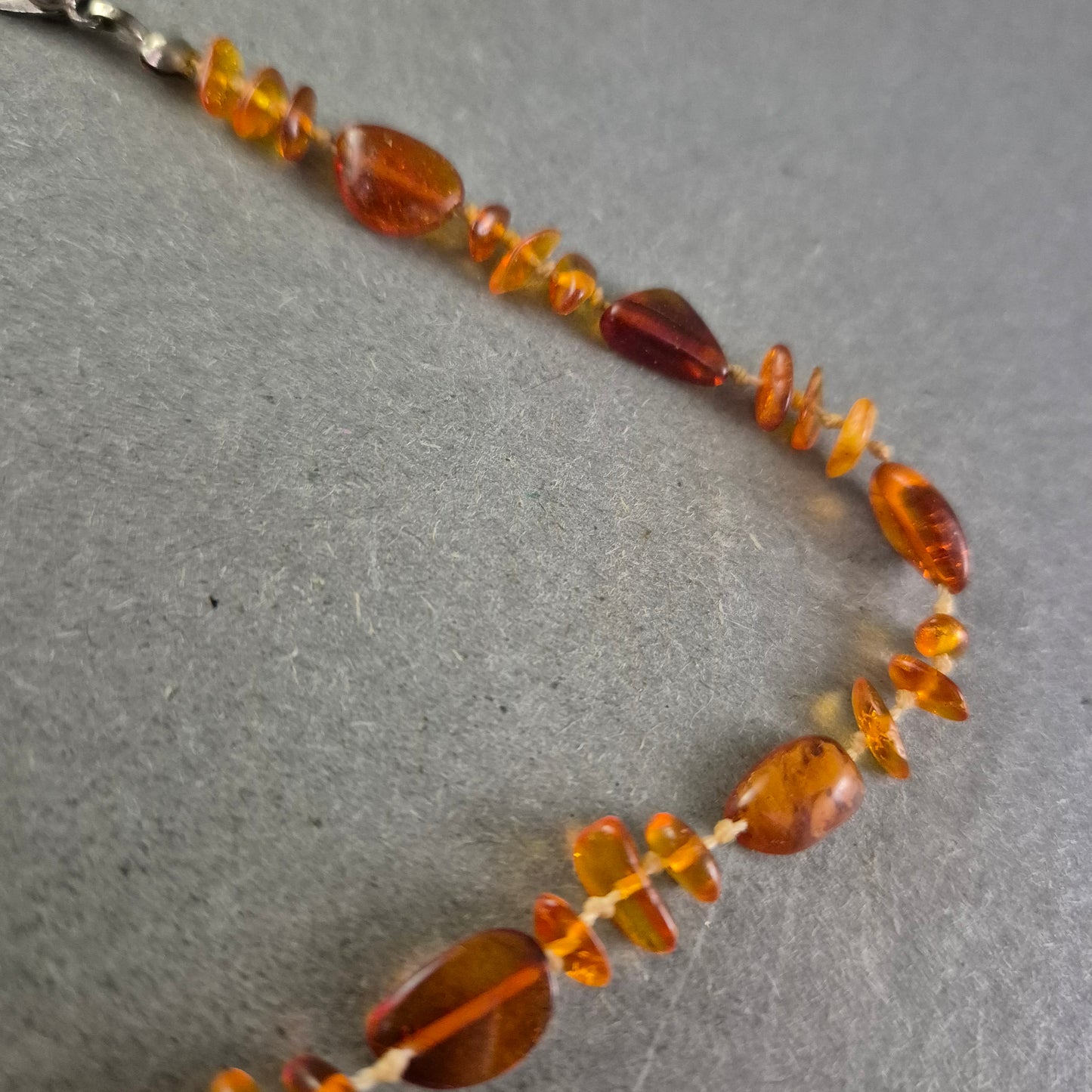 Damen Kette aus Bernstein Splittern – Naturstein Schmuck in Honigfarben