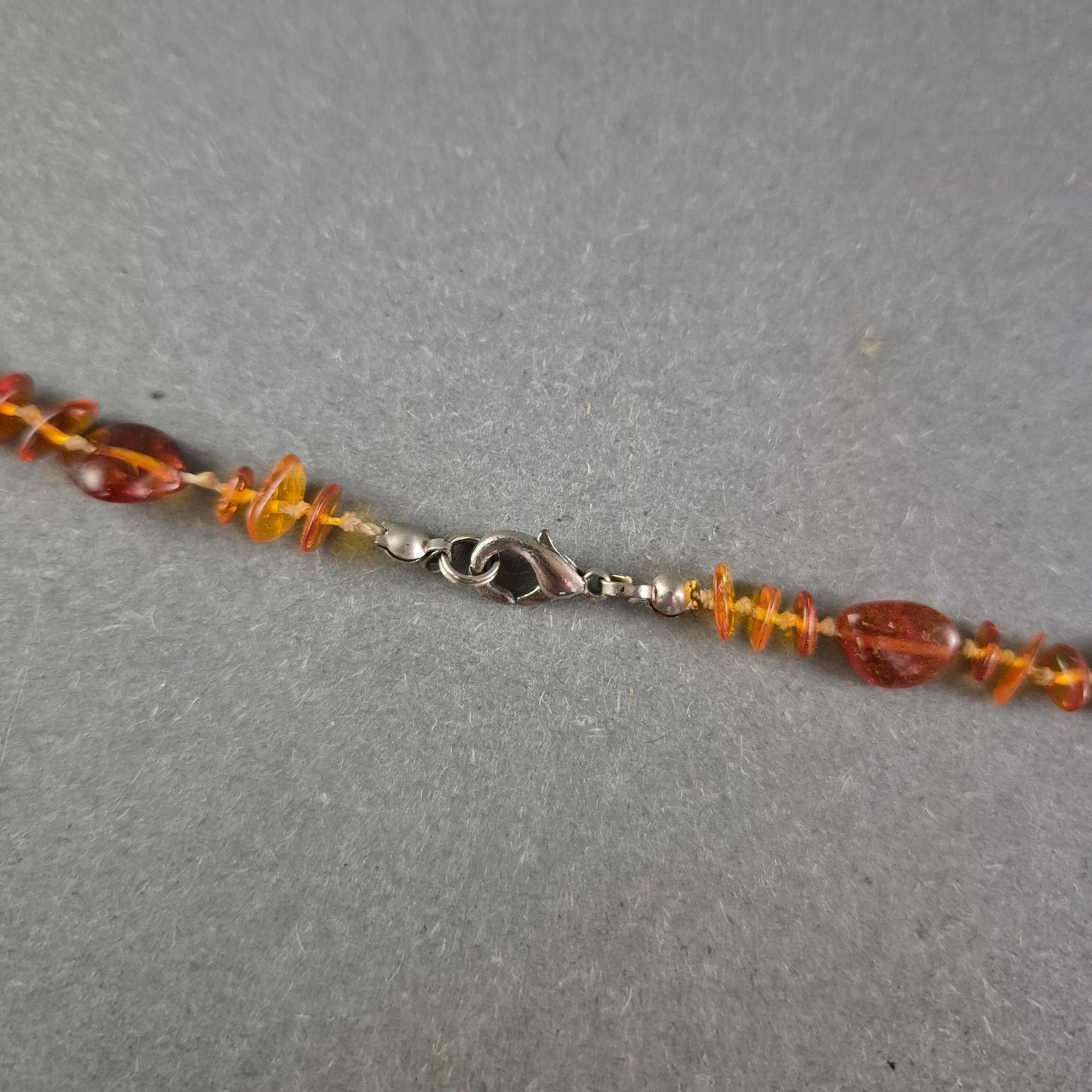 Damen Kette aus Bernstein Splittern – Naturstein Schmuck in Honigfarben