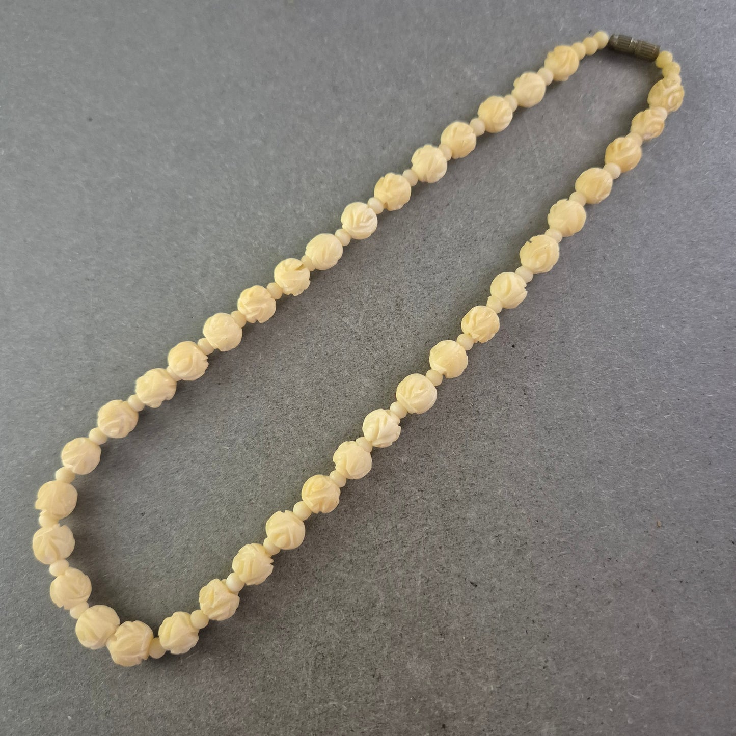 Damen Kette mit cremefarbenen geschnitzten Perlen – Vintage Look