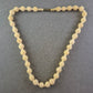Damen Kette mit cremefarbenen geschnitzten Perlen – Vintage Look