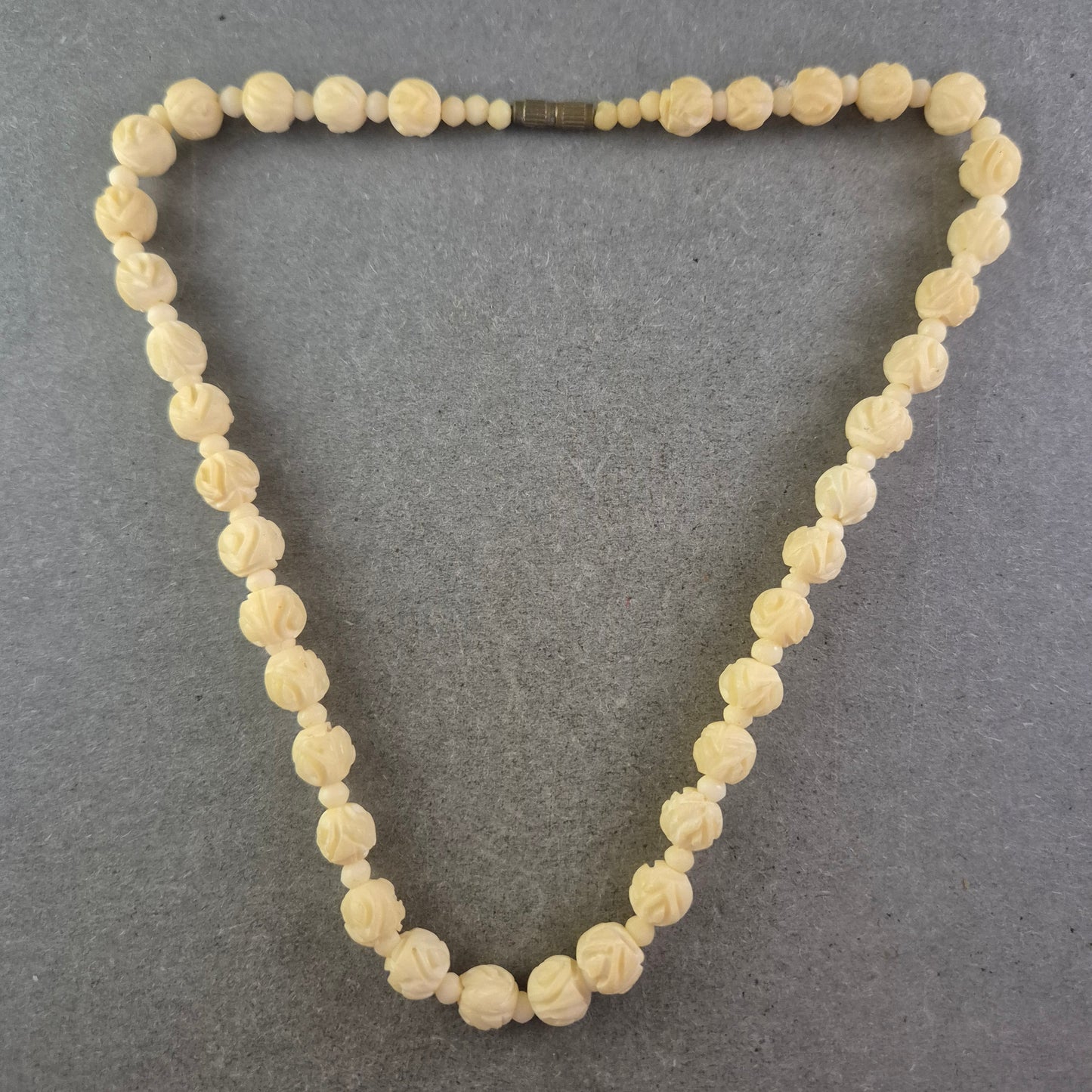 Damen Kette mit cremefarbenen geschnitzten Perlen – Vintage Look