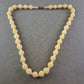 Damen Kette mit cremefarbenen geschnitzten Perlen – Vintage Look