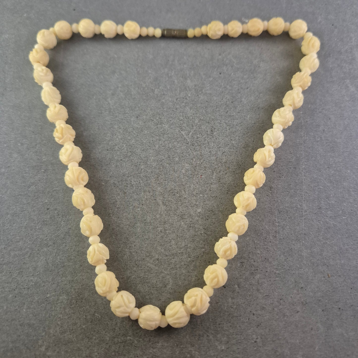 Damen Kette mit cremefarbenen geschnitzten Perlen – Vintage Look