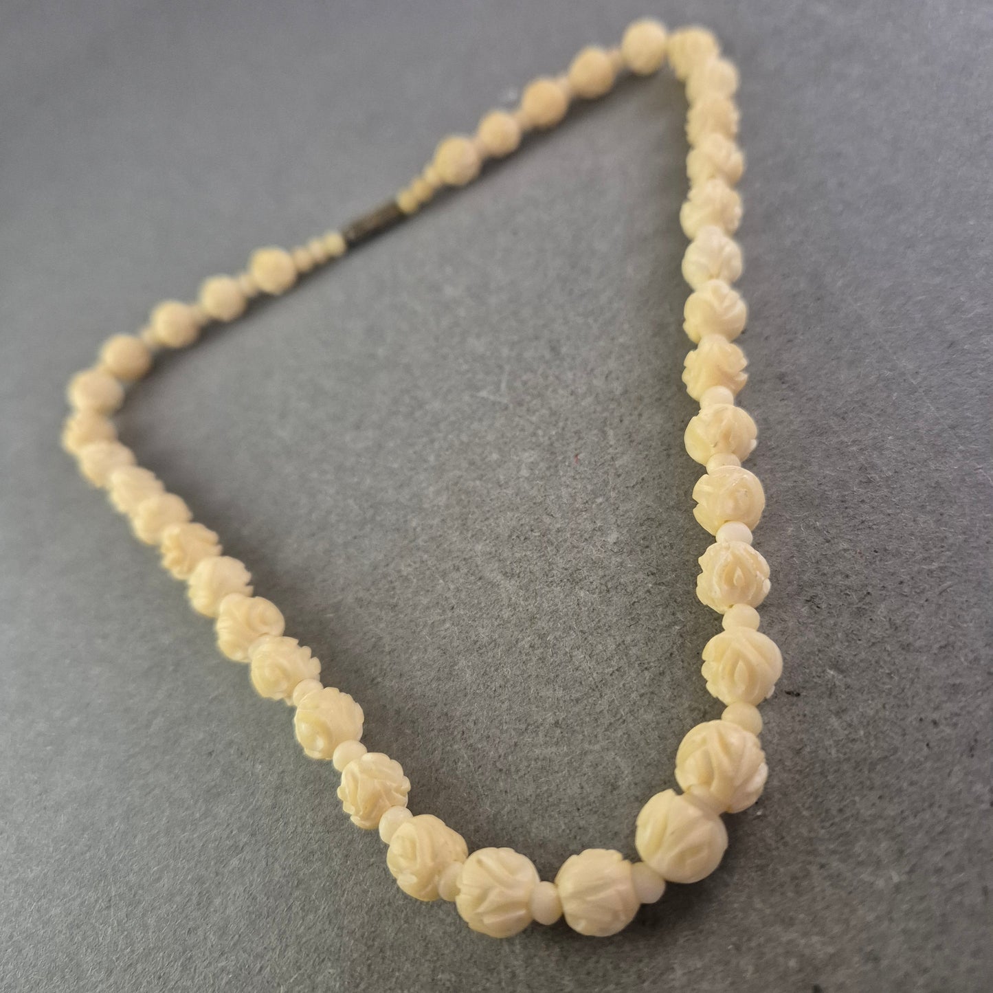 Damen Kette mit cremefarbenen geschnitzten Perlen – Vintage Look