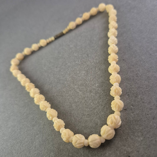 Damen Kette mit cremefarbenen geschnitzten Perlen – Vintage Look