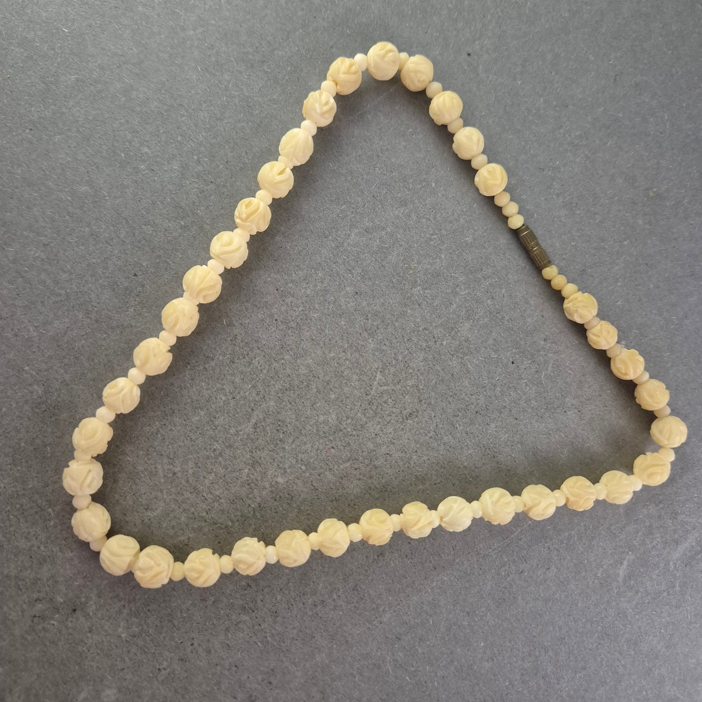 Damen Kette mit cremefarbenen geschnitzten Perlen – Vintage Look