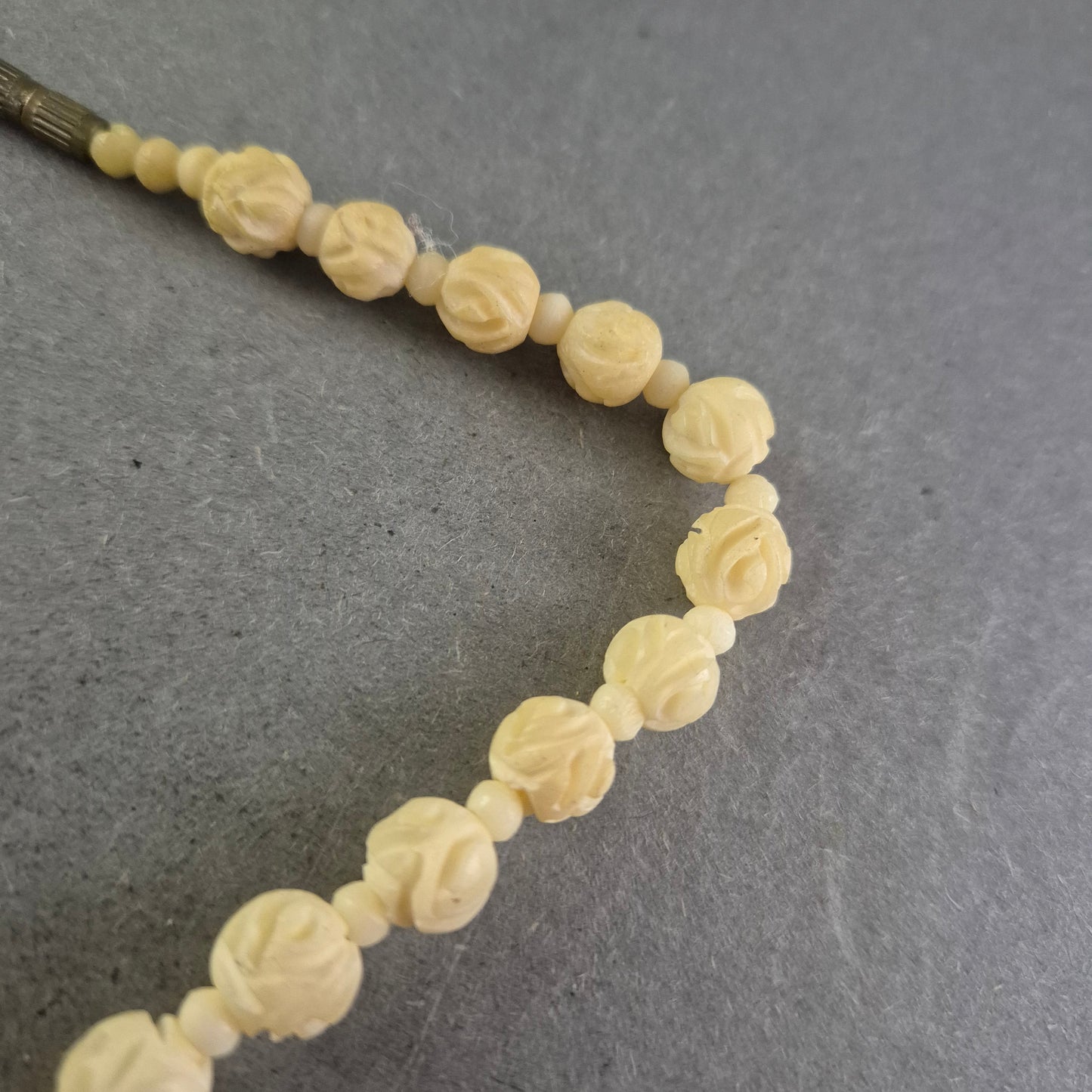 Damen Kette mit cremefarbenen geschnitzten Perlen – Vintage Look