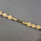 Damen Kette mit cremefarbenen geschnitzten Perlen – Vintage Look