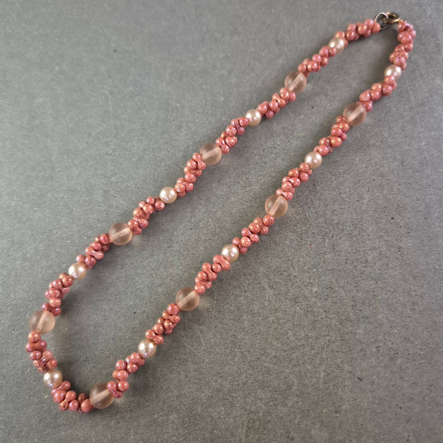 Damen Kette in Rosa und Perlmuttoptik – Verspielt und charmant