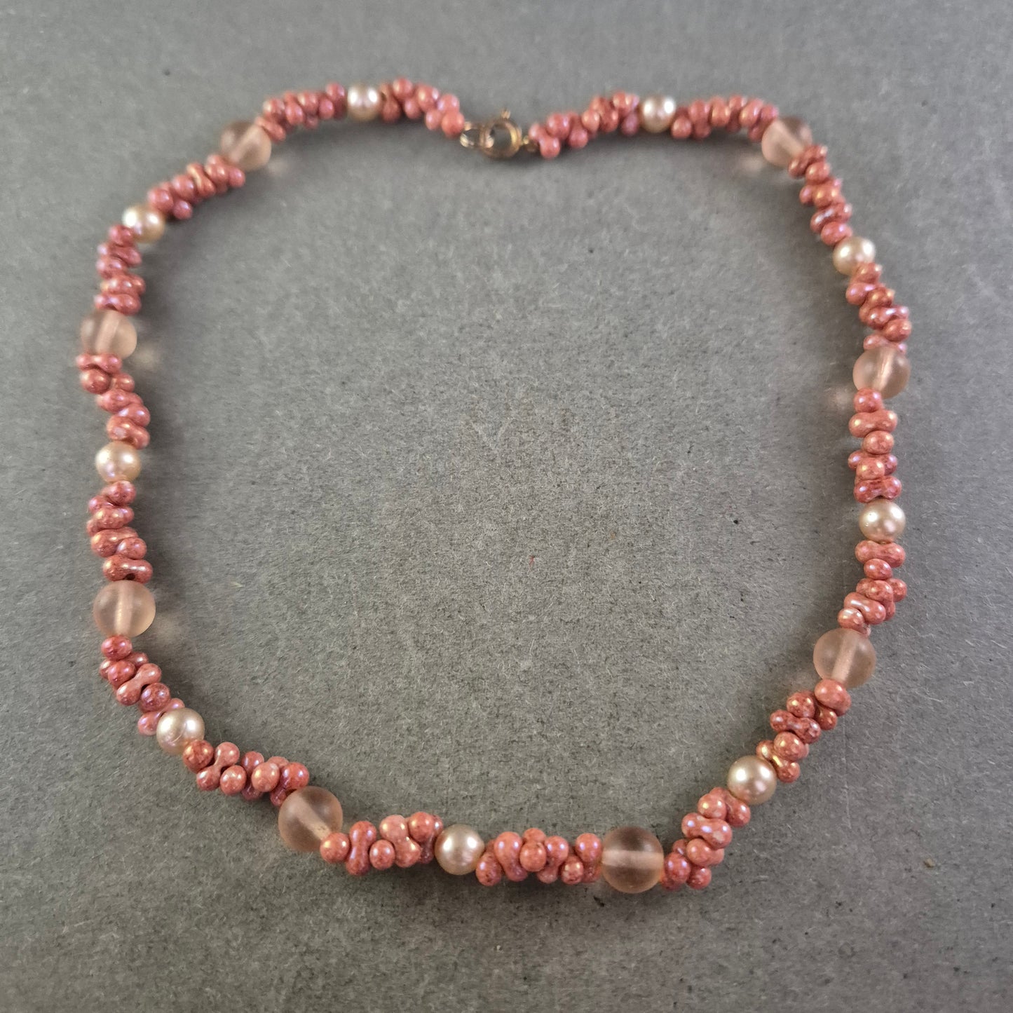 Damen Kette in Rosa und Perlmuttoptik – Verspielt und charmant