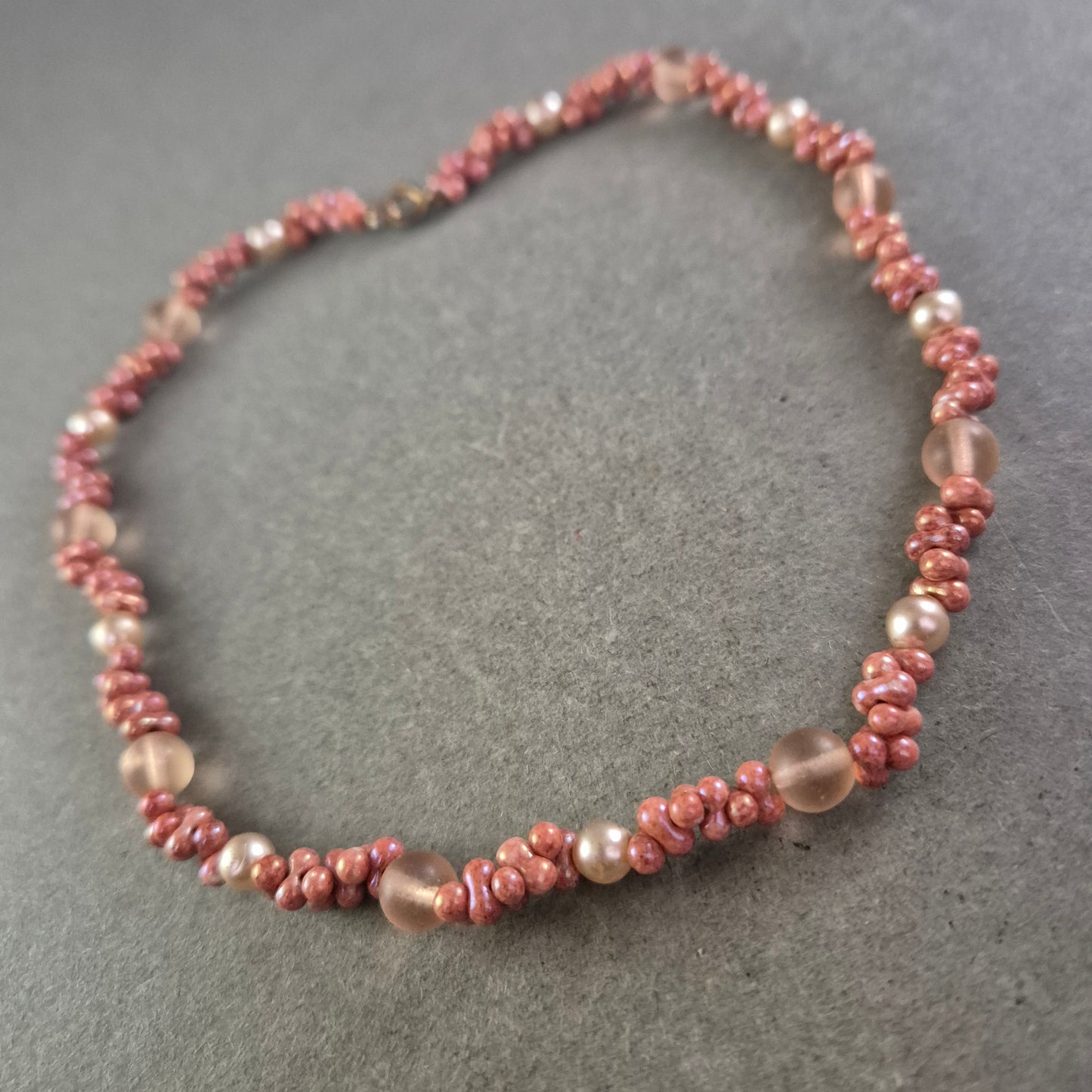 Damen Kette in Rosa und Perlmuttoptik – Verspielt und charmant